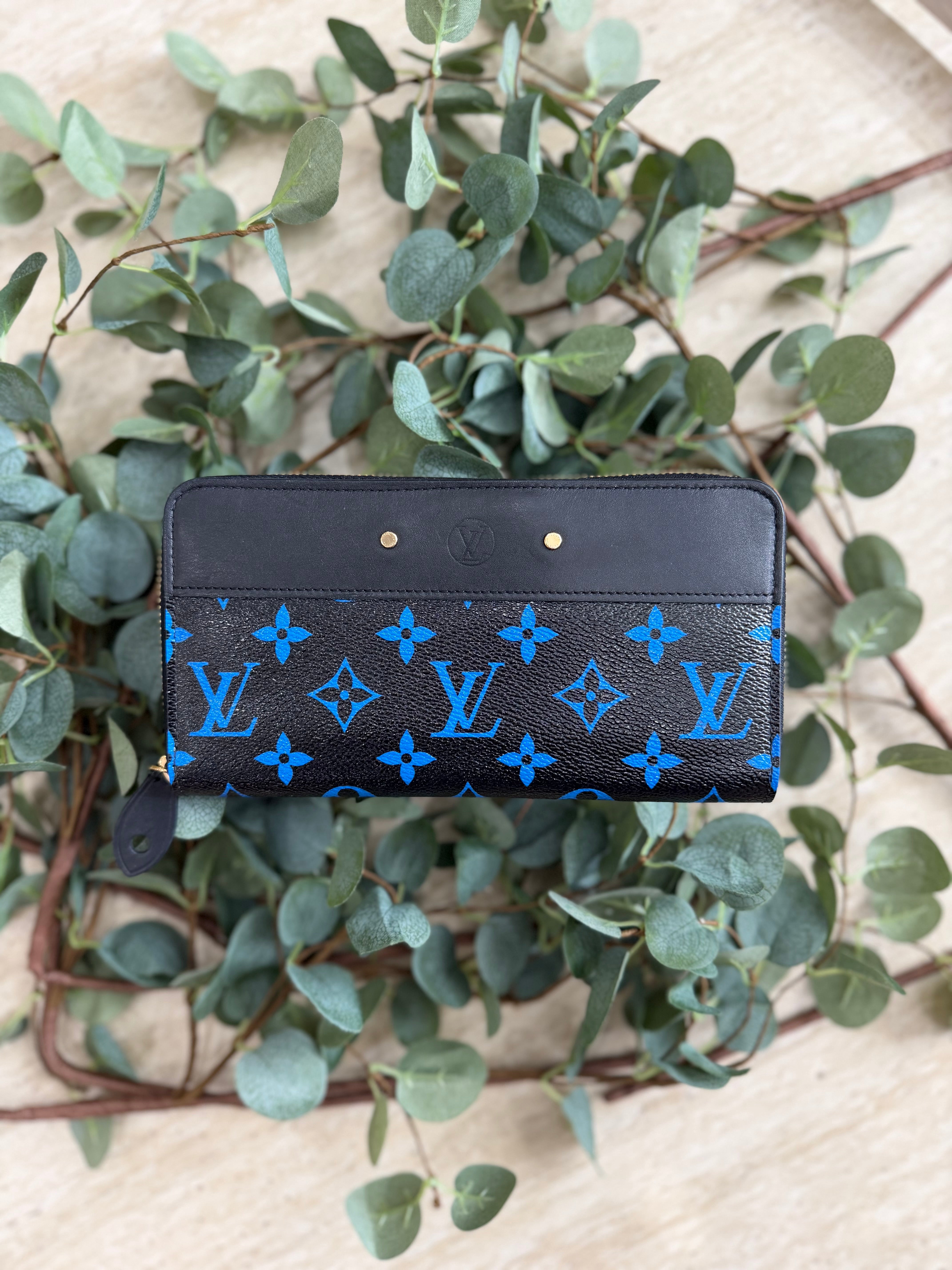 LIKE NEW Louis Vuitton Limited Edition Blue Monogram Zippy Wallet