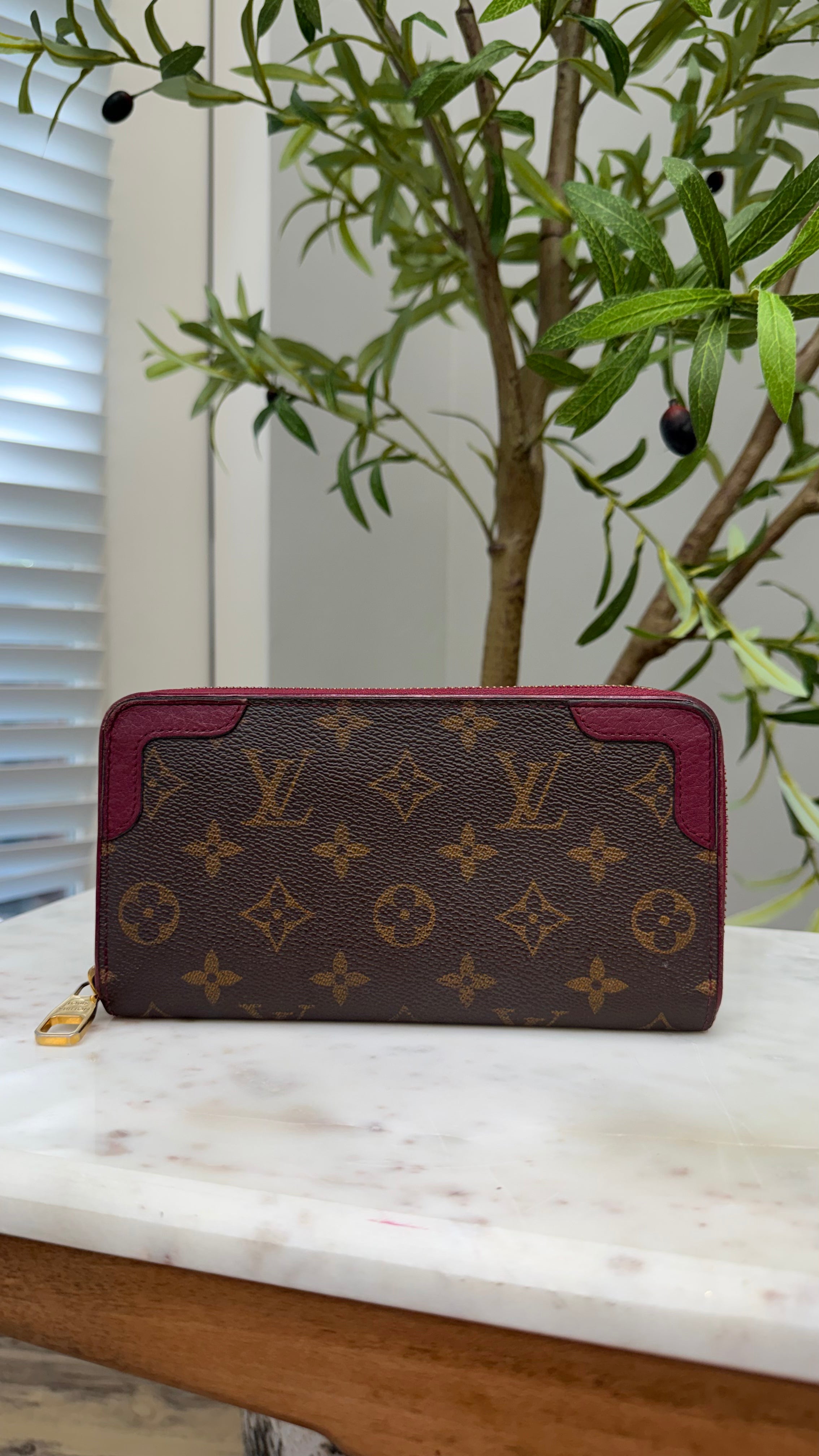 *DONS DROP* Louis Vuitton Monogram & Fuchsia Retiro Zippy Wallet