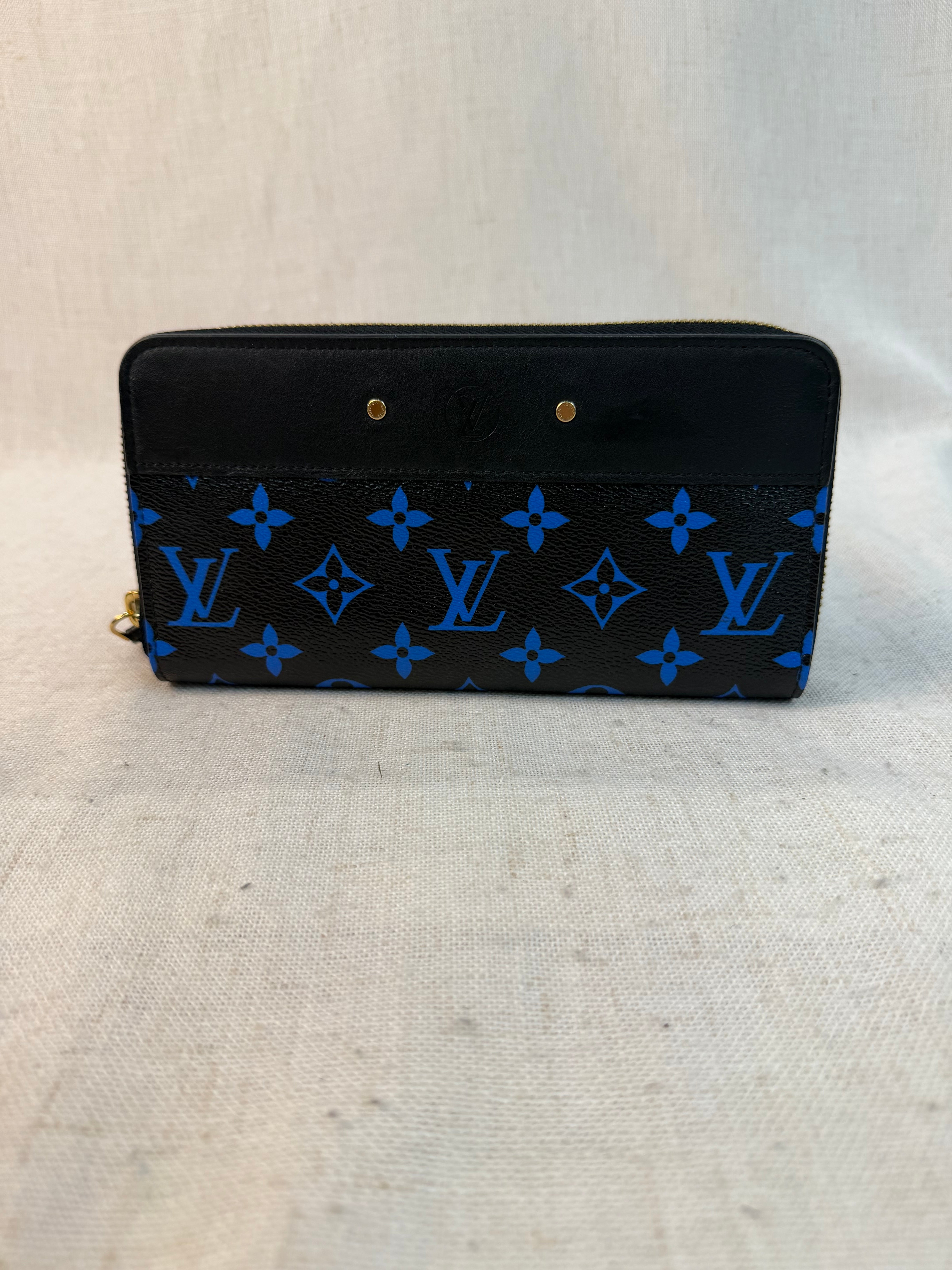 LIKE NEW Louis Vuitton Limited Edition Blue Monogram Zippy Wallet