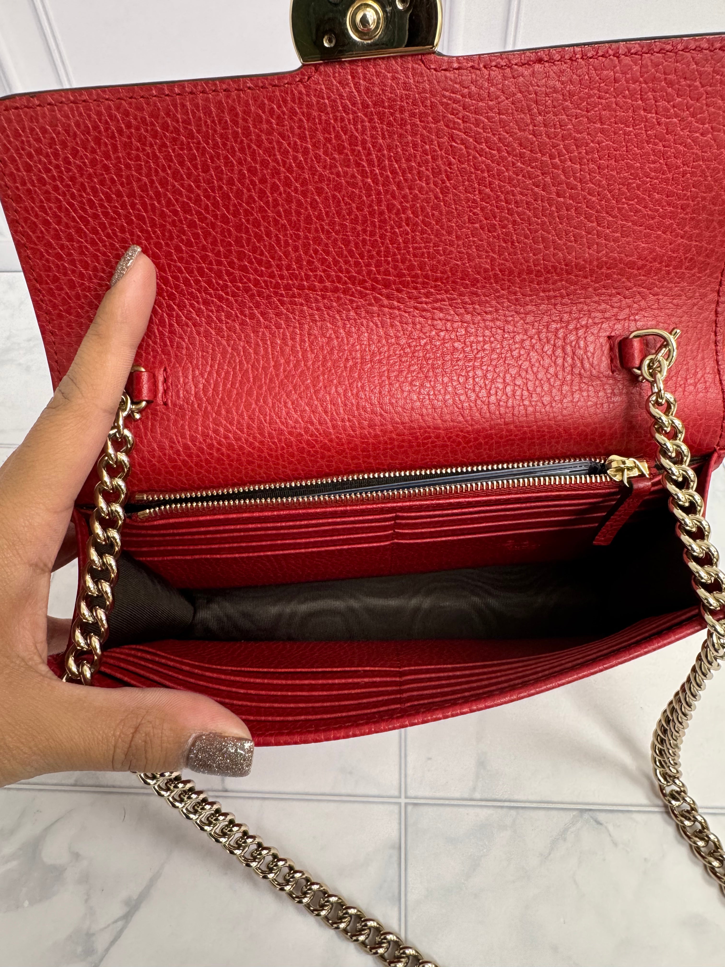 *DONS DROP* Gucci Red Pebbled Leather Interlocking G Wallet on a Chain