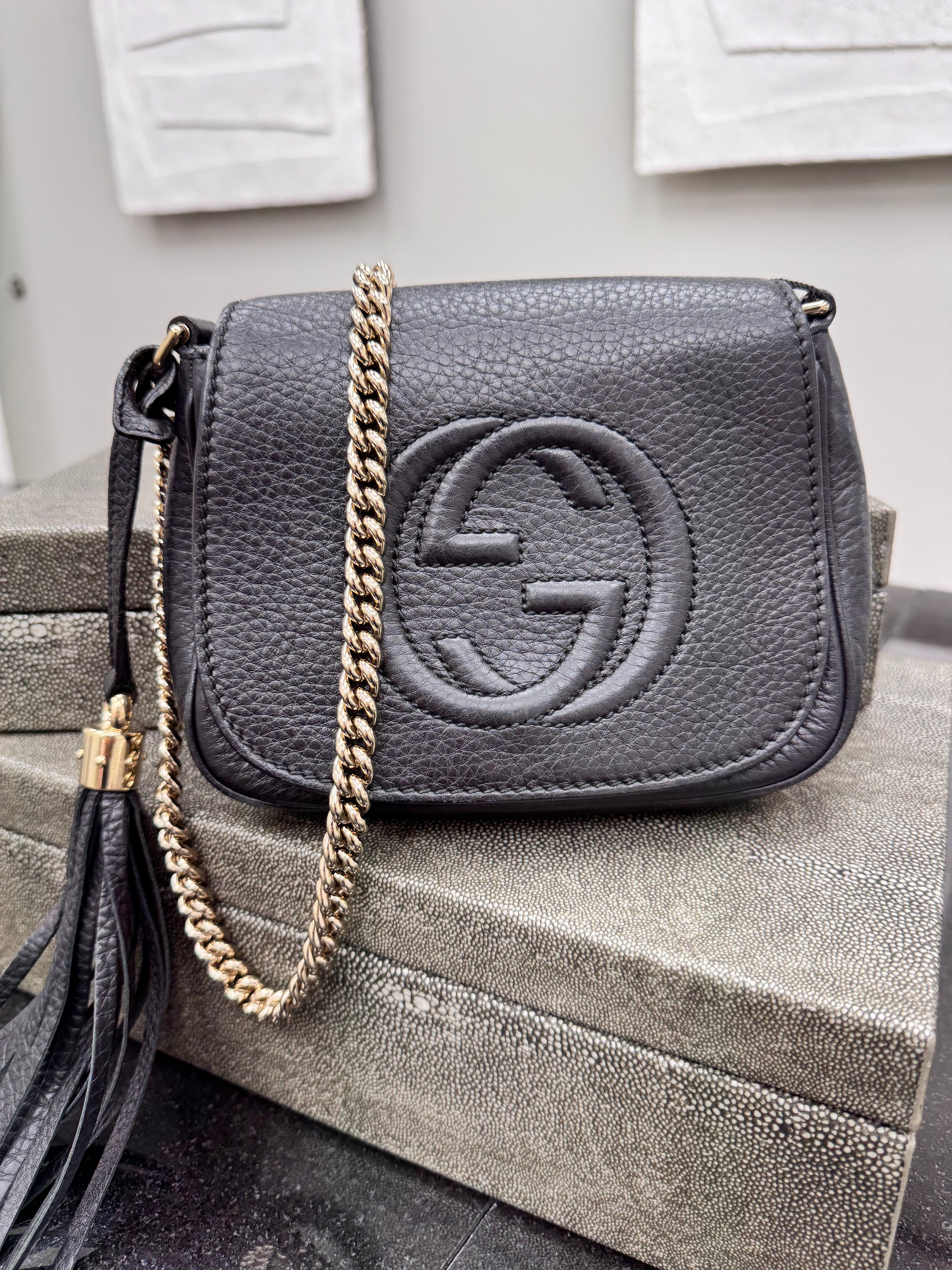 *DONS DROP* Gucci Black Pebbled Leather Soho Small Flap Bag