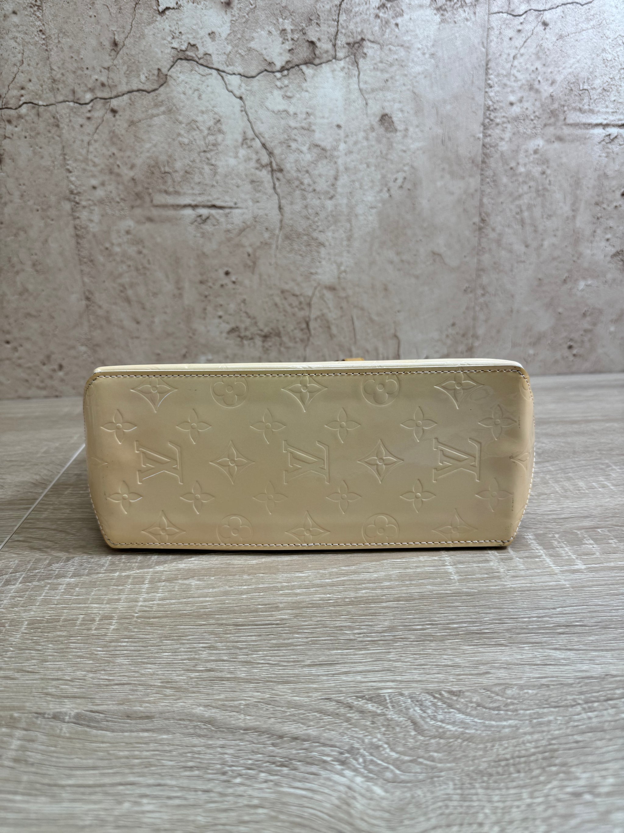 Louis Vuitton Cream Vernis Reade PM Hand Bag