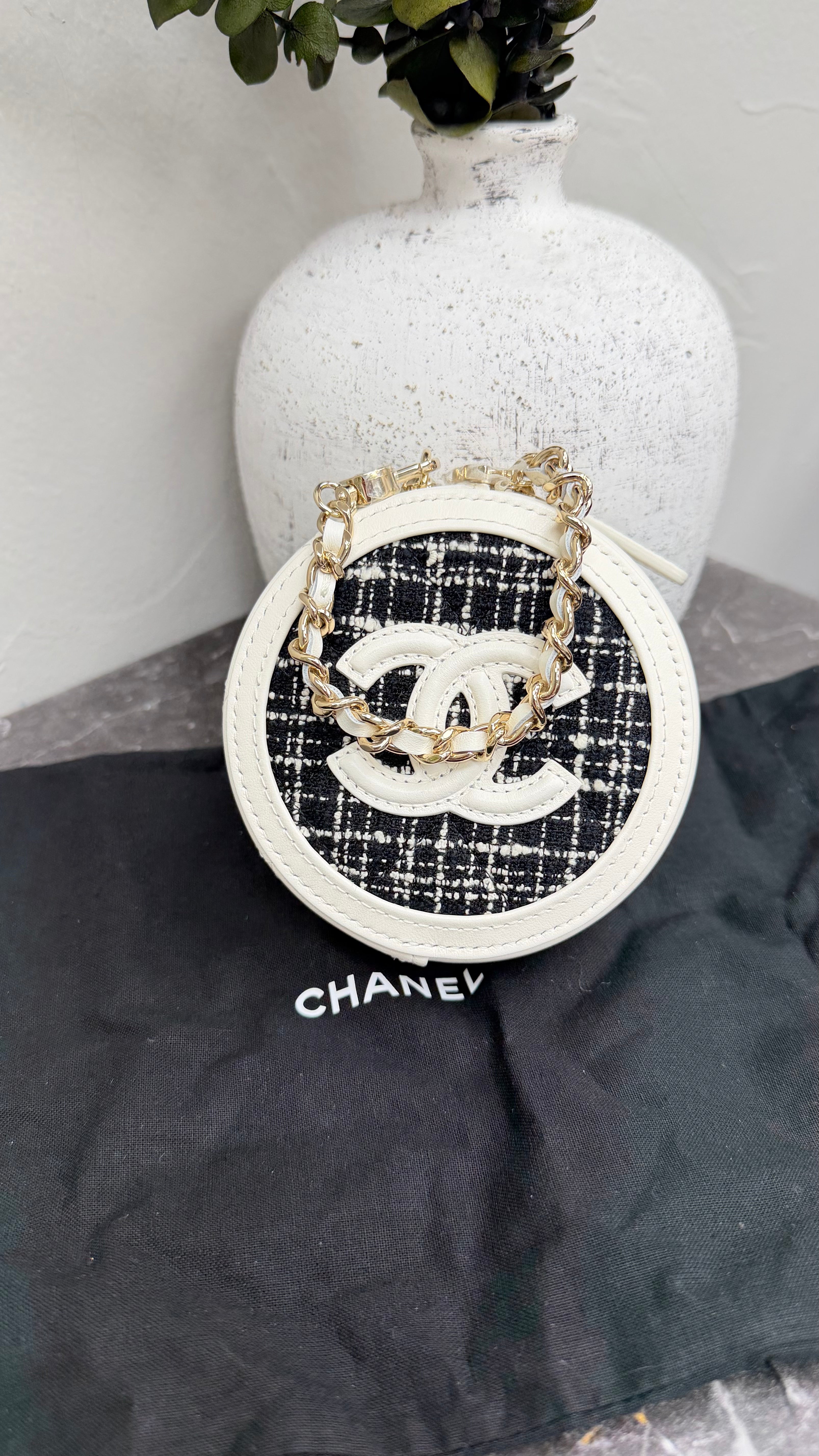 *DONS DROP* BRAND NEW- Chanel White & Black Tweed & Leather Filigree Round Chain Pouch