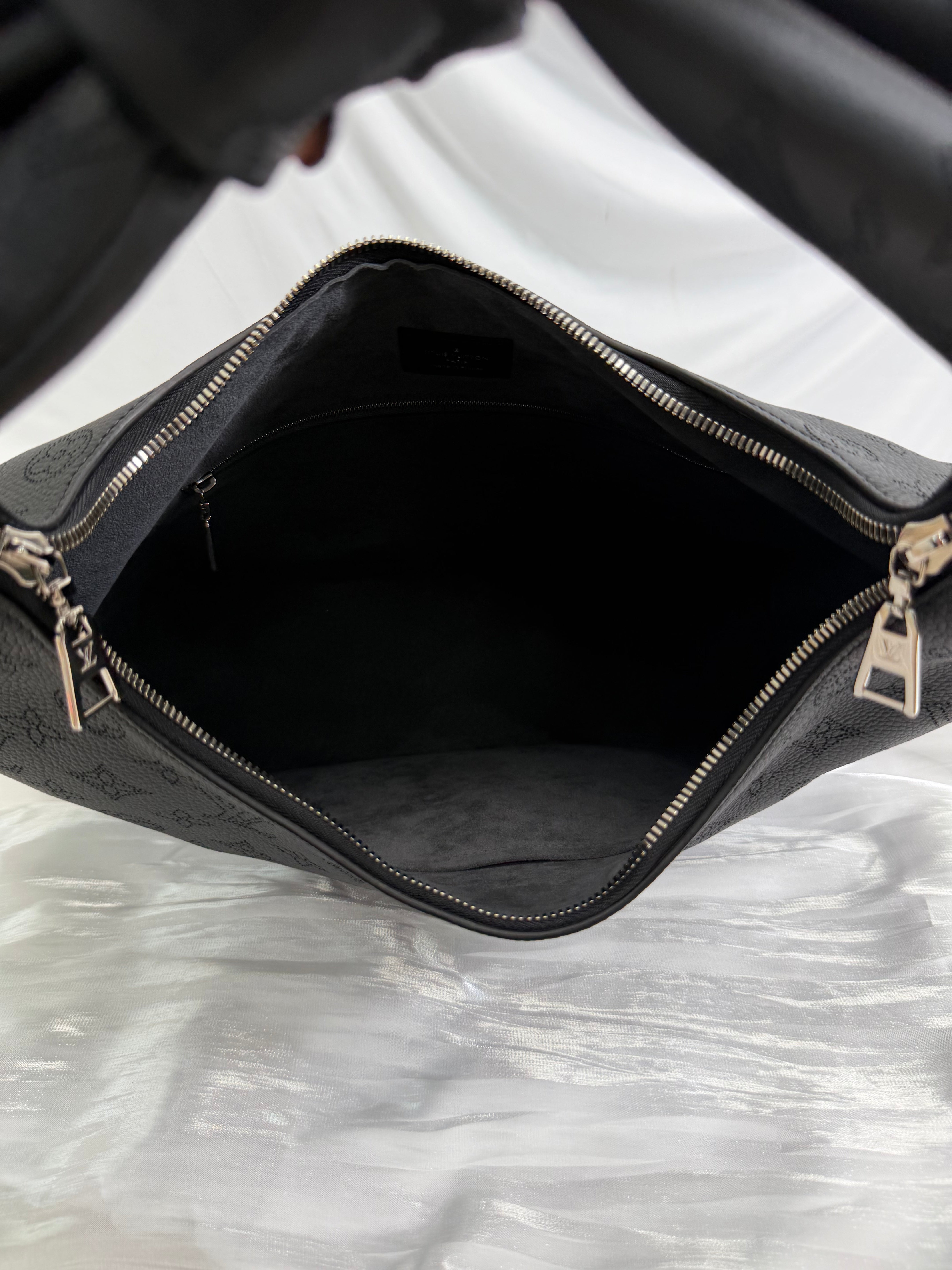 BRAND NEW Louis Vuitton Monogram Black Mahina Leather Why Knot MM Bag