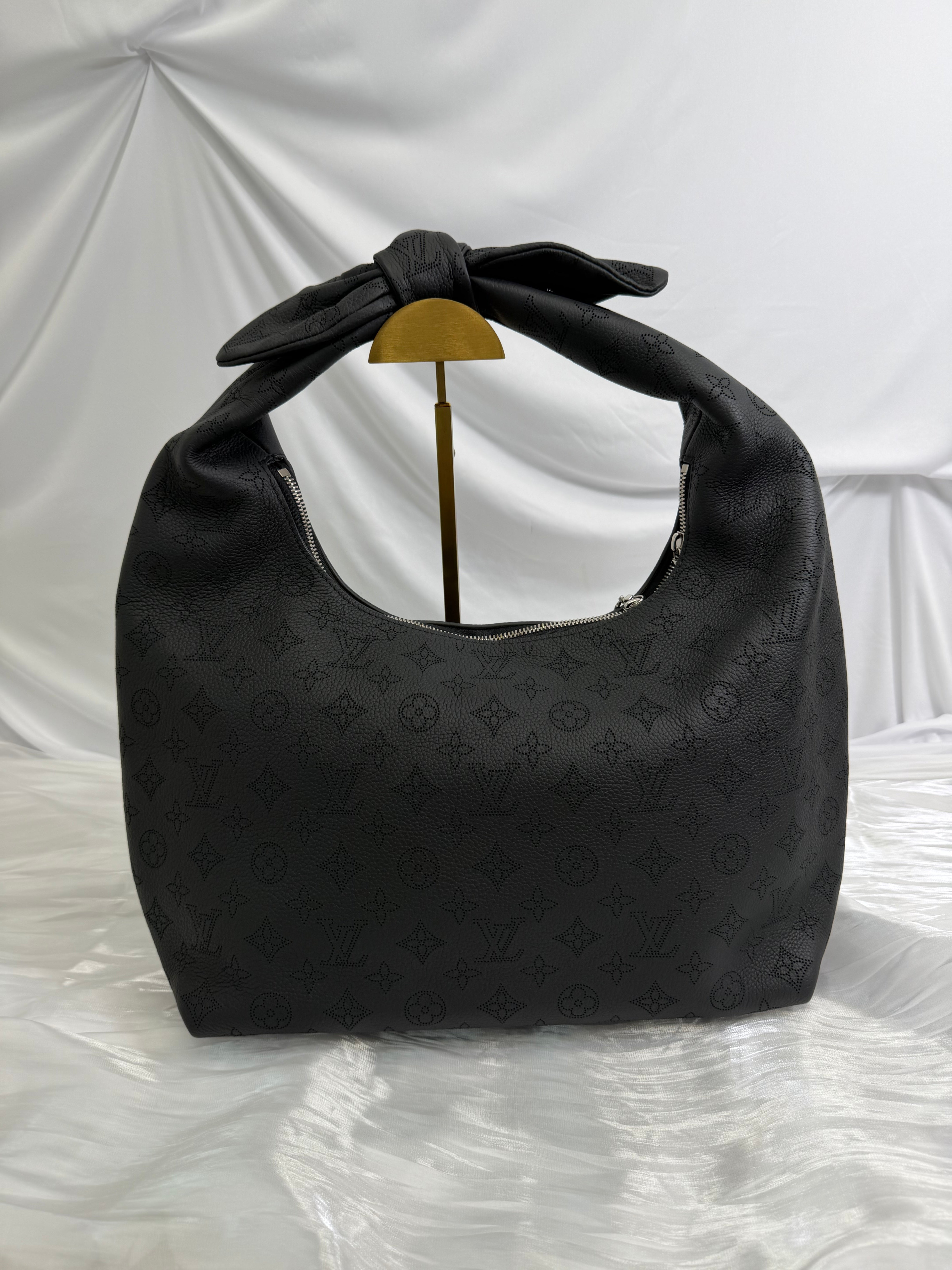 BRAND NEW Louis Vuitton Monogram Black Mahina Leather Why Knot MM Bag