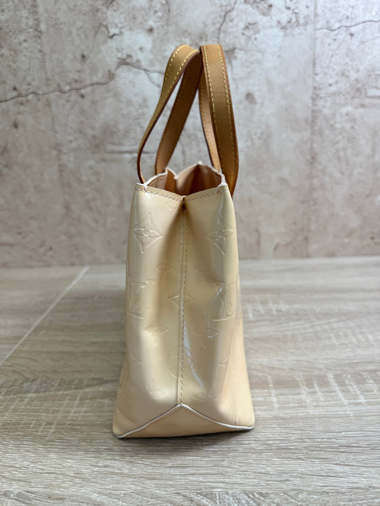 Louis Vuitton Cream Vernis Reade PM Hand Bag