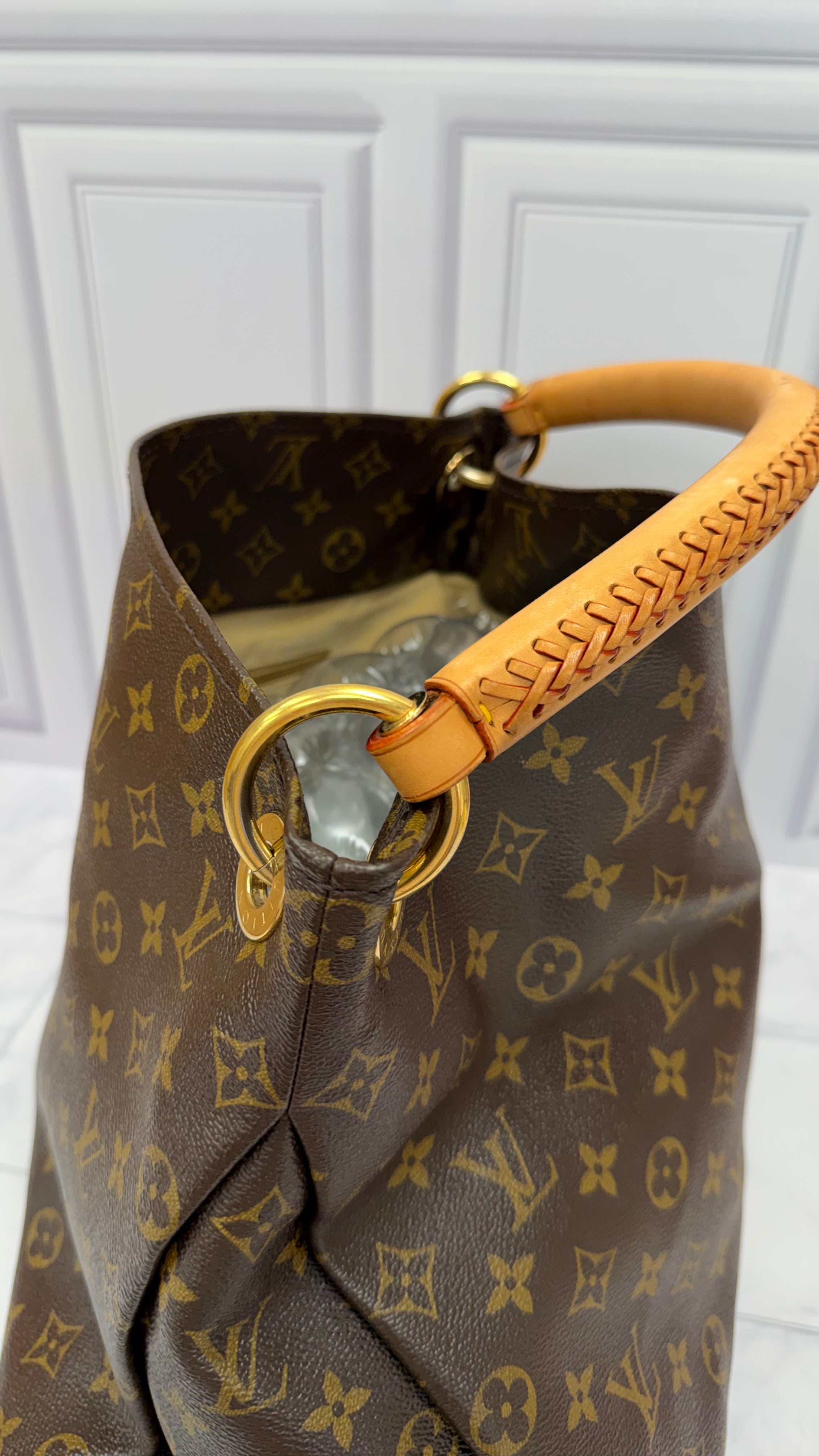*DONS DROP* Louis Vuitton Monogram Artsy MM Shoulder Bag