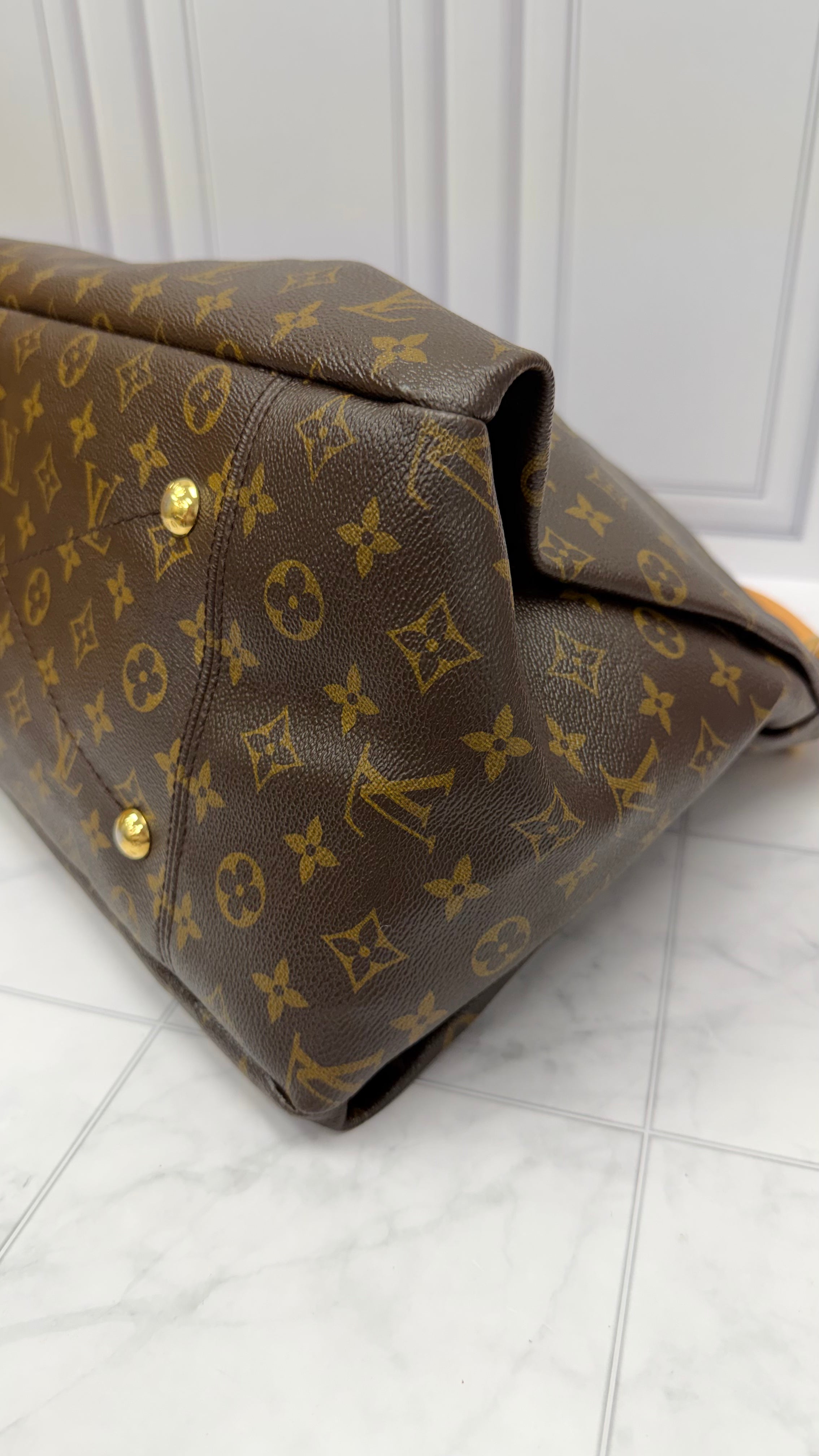 *DONS DROP* Louis Vuitton Monogram Artsy MM Shoulder Bag