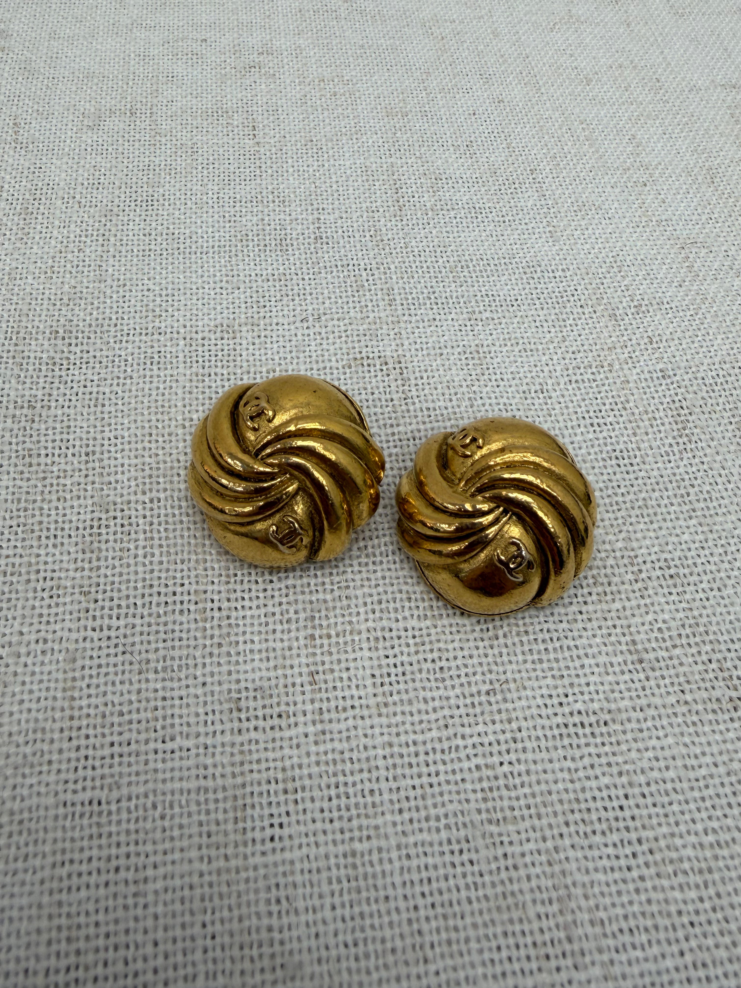 Chanel Vintage Gold Tone CC Shell Clipon Earrings