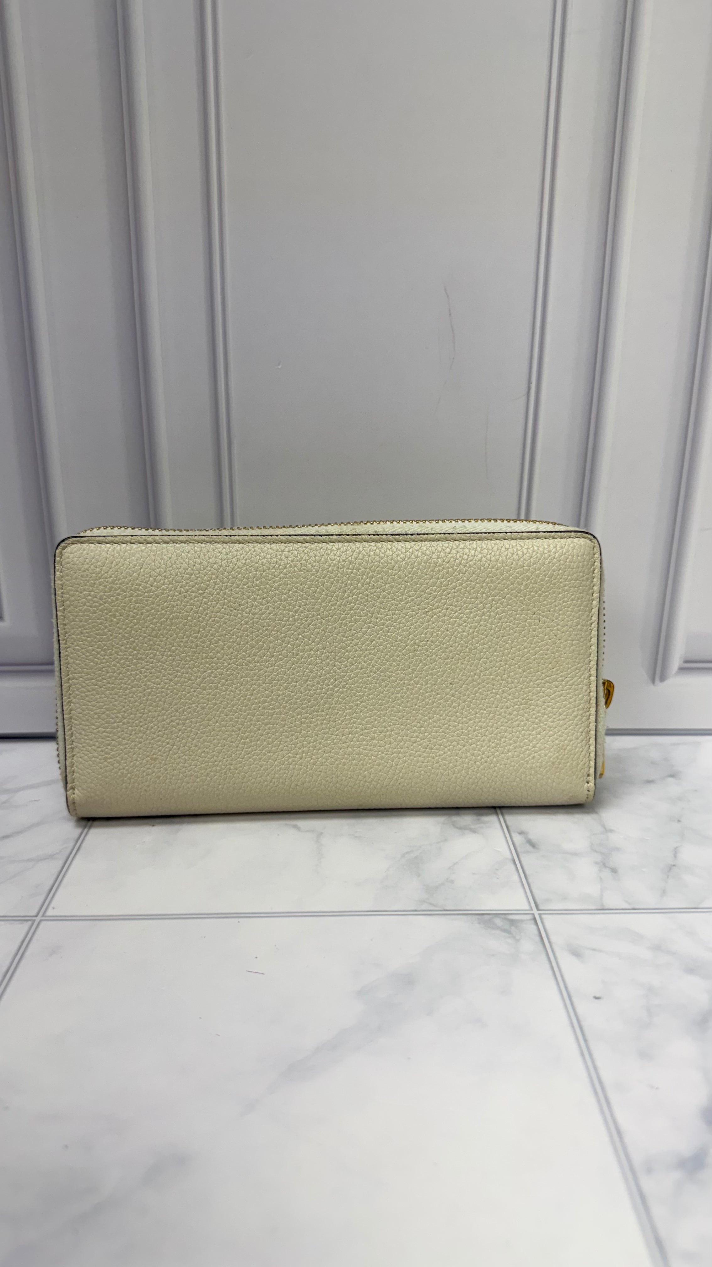 Gucci White Grained Leather Zippy Wallet