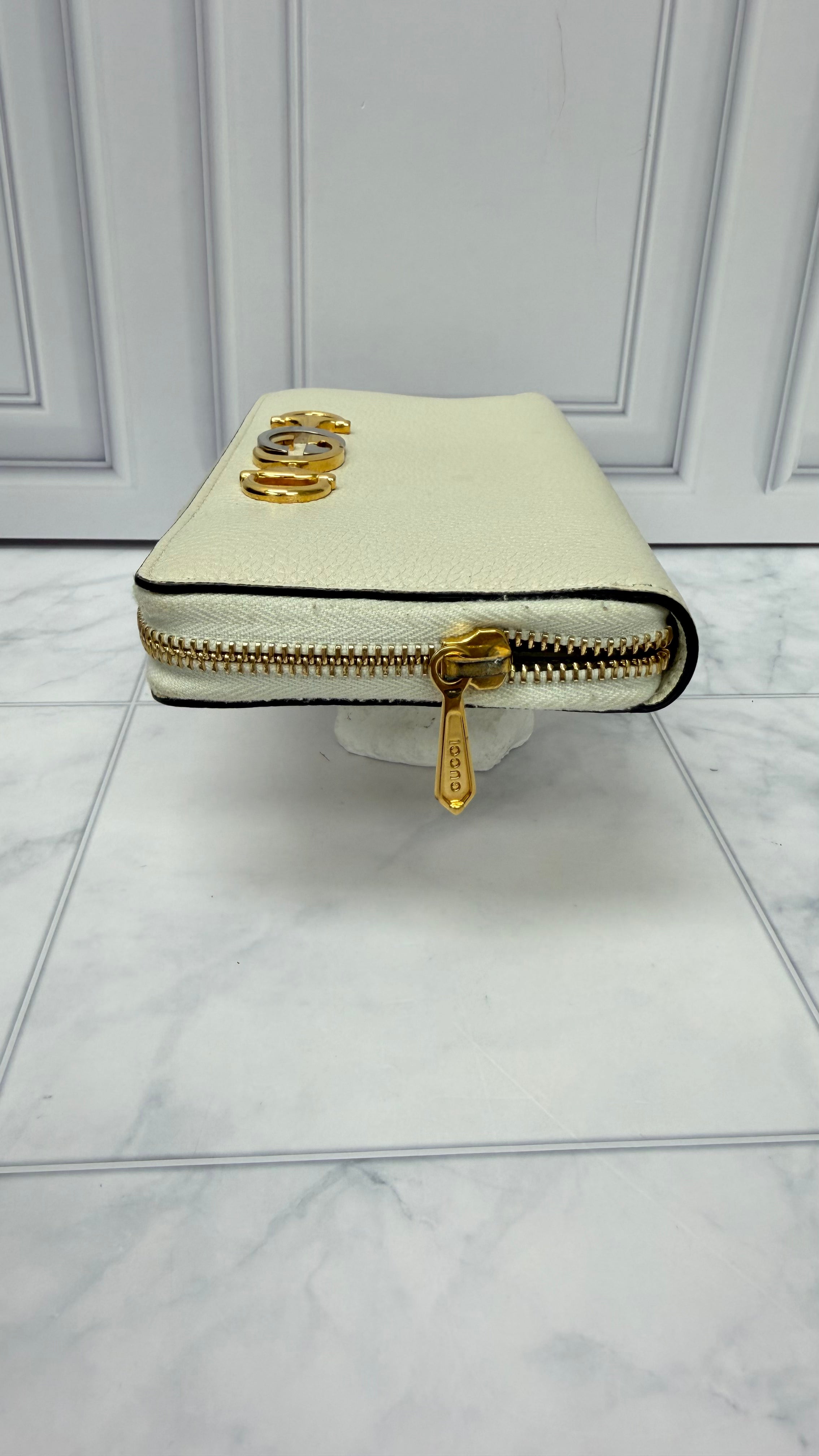 Gucci White Grained Leather Zippy Wallet