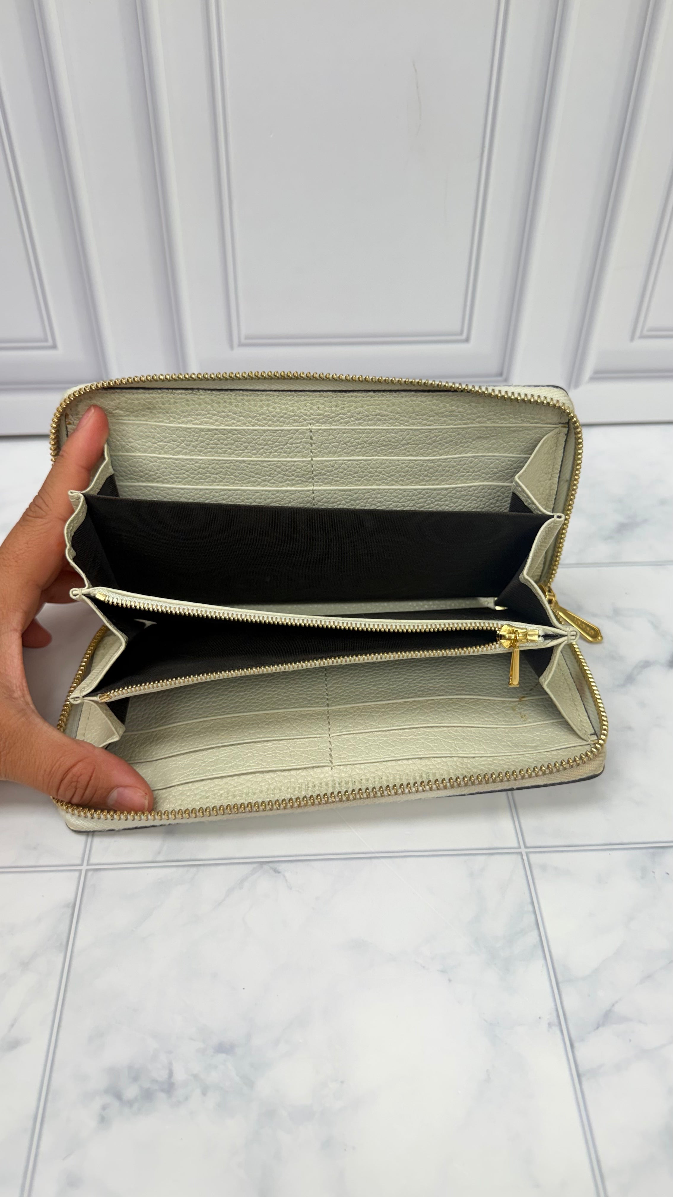 Gucci White Grained Leather Zippy Wallet