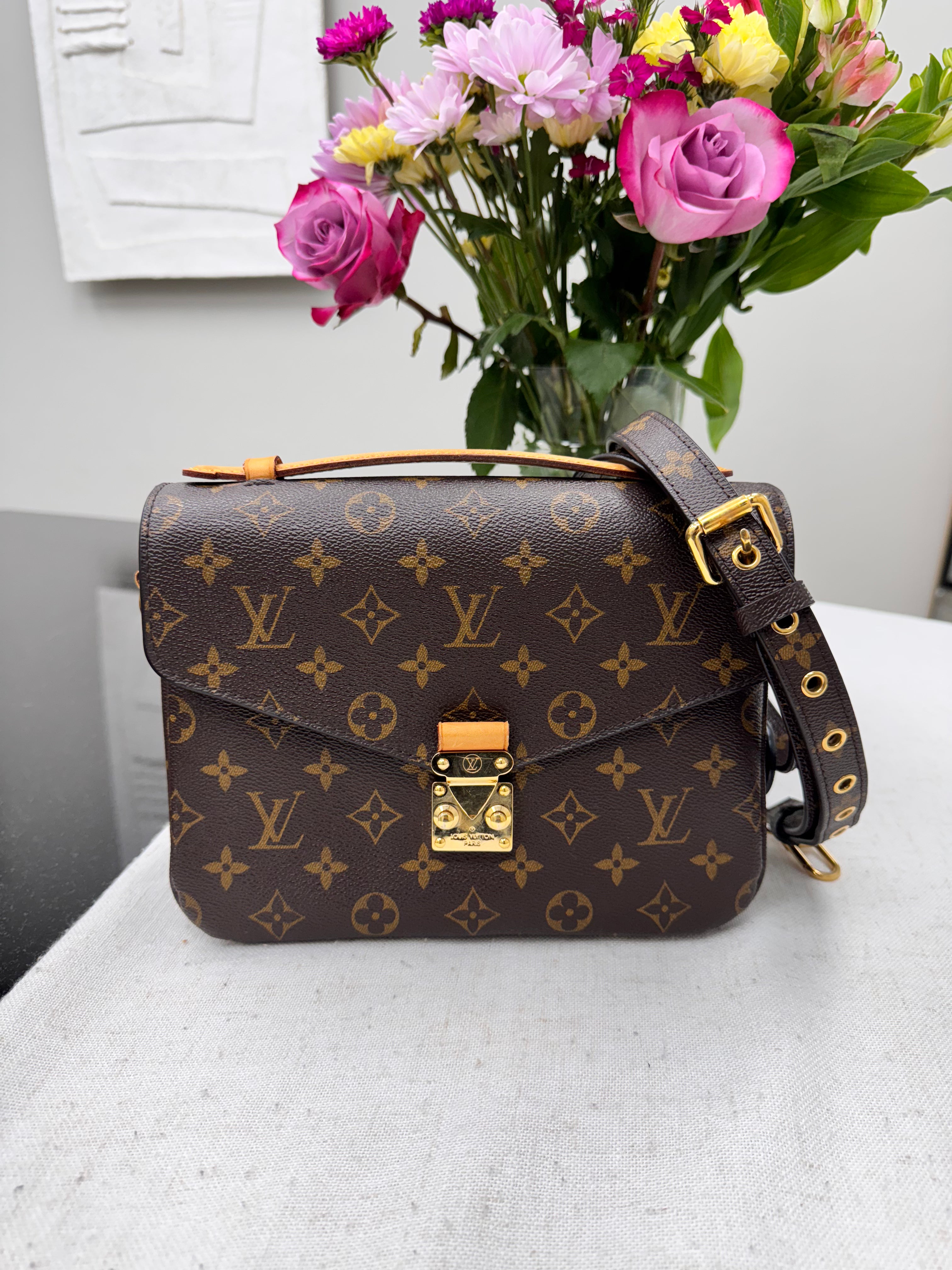 *DONS DROP* LIKE NEW - Louis Vuitton Monogram Pochette Metis Handbag