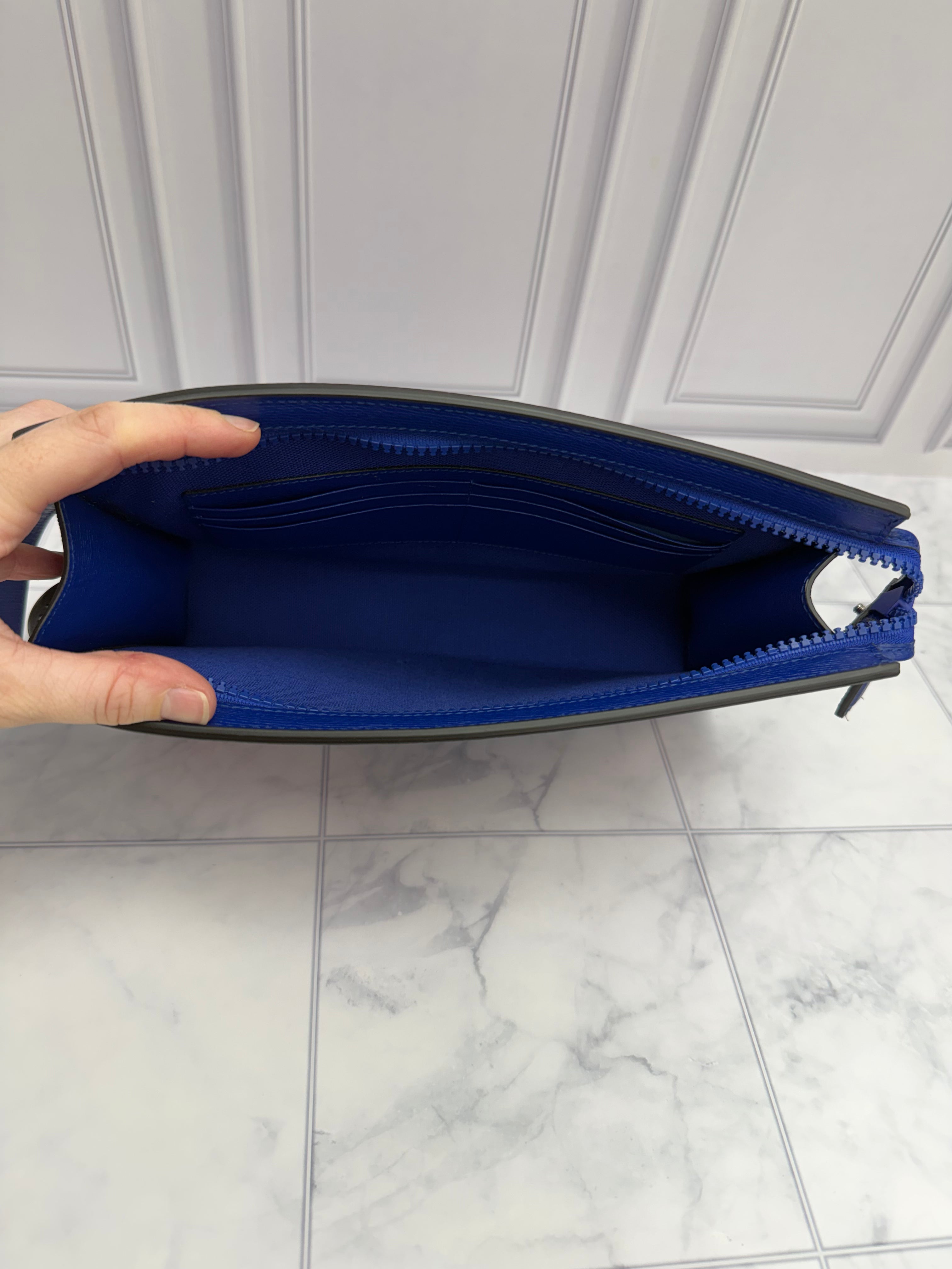 *DONS DROP* LIKE NEW - Gucci Blue Calfskin Interlocking G pouch