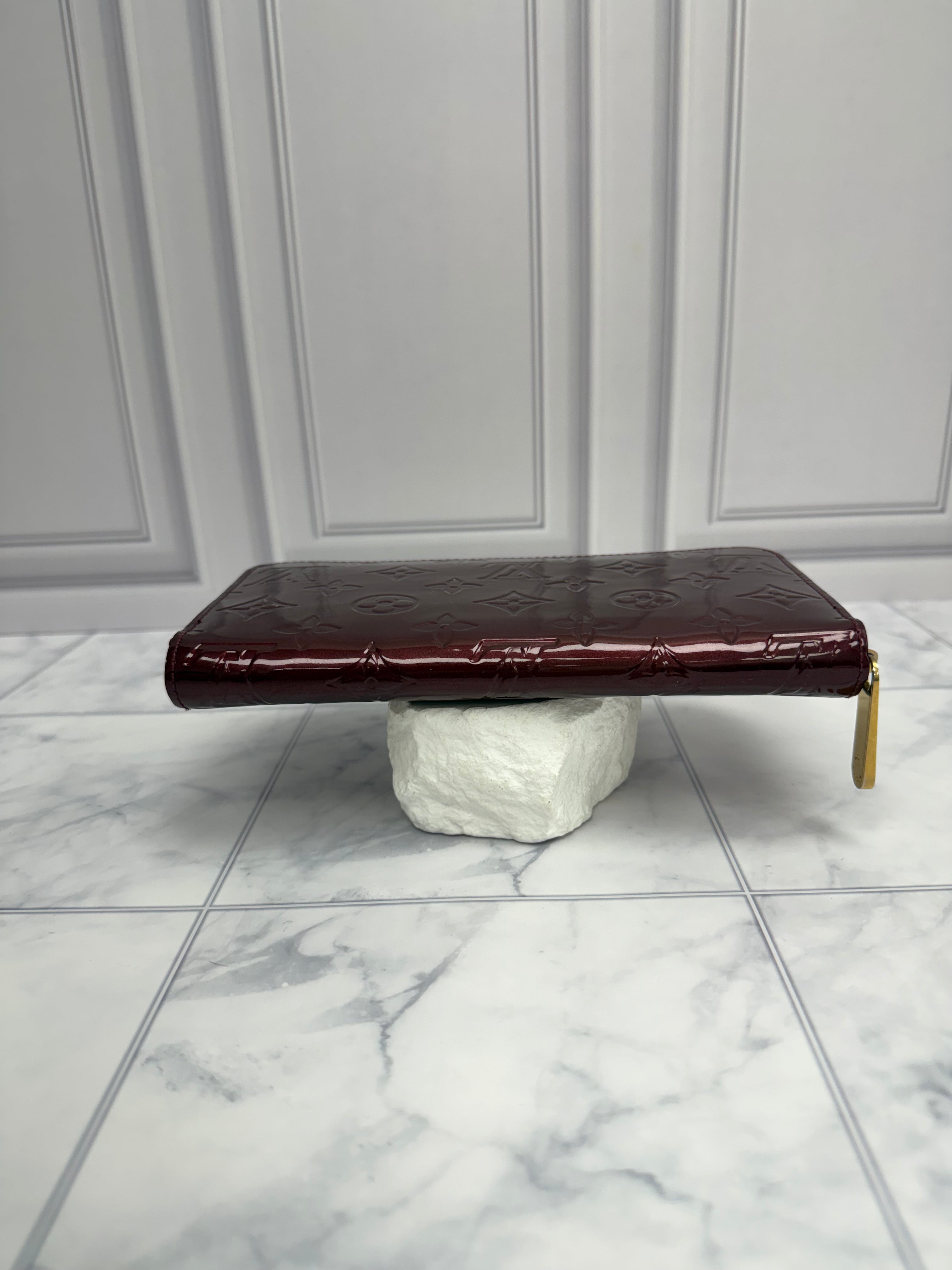 *DONS DROP* Louis Vuitton Amarante Vernis Leather Zippy Wallet