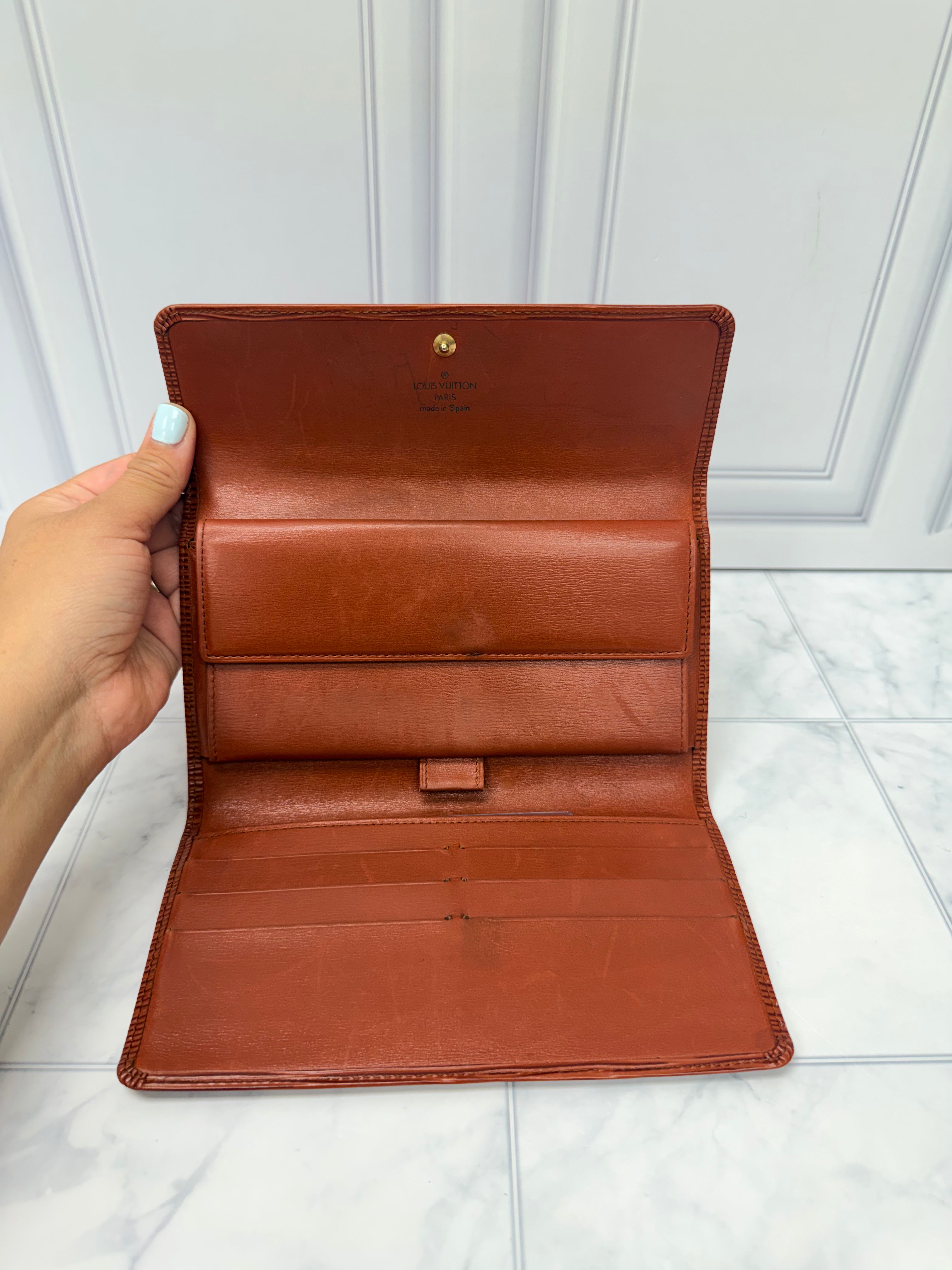 Louis Vuitton Brown Epi Leather International Wallet