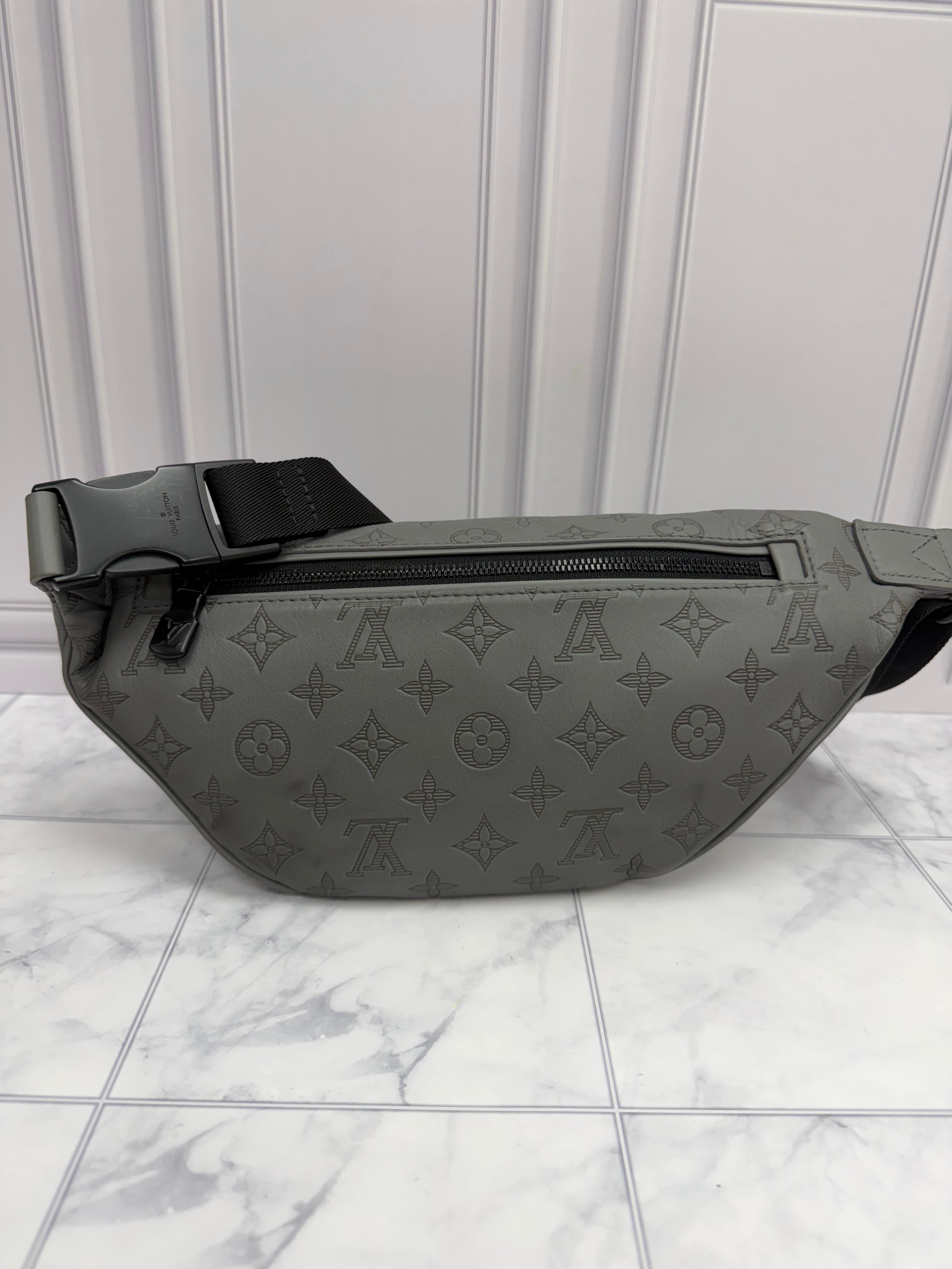 *DONS DROP* Louis Vuitton Grey Monogram Shadow Leather Discovery Bumbag