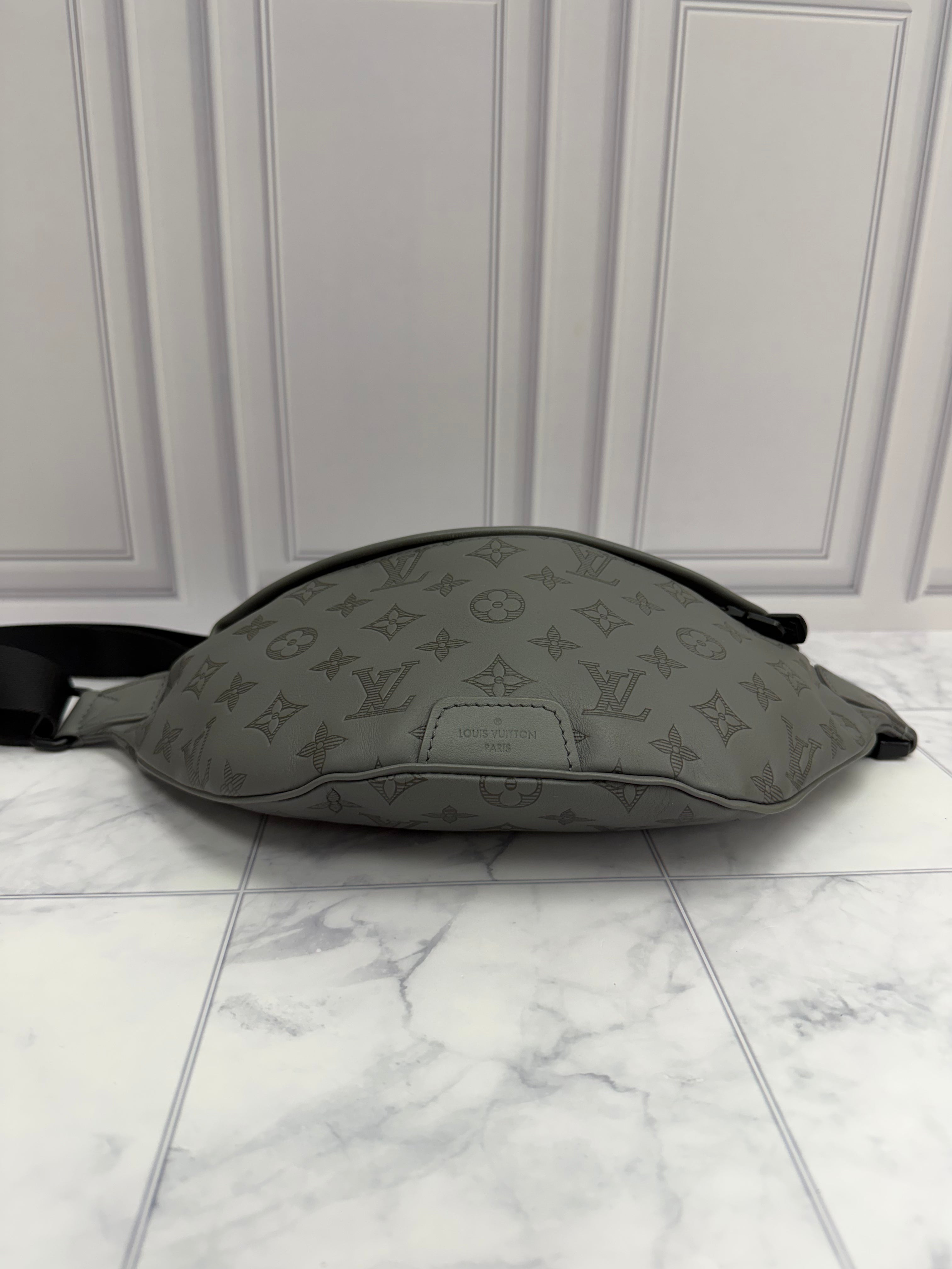 *DONS DROP* Louis Vuitton Grey Monogram Shadow Leather Discovery Bumbag