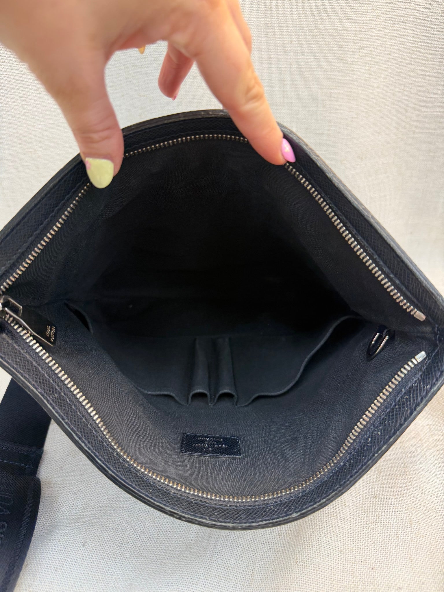 Louis Vuitton Navy Leather Taiga Sasha Messenger Bag