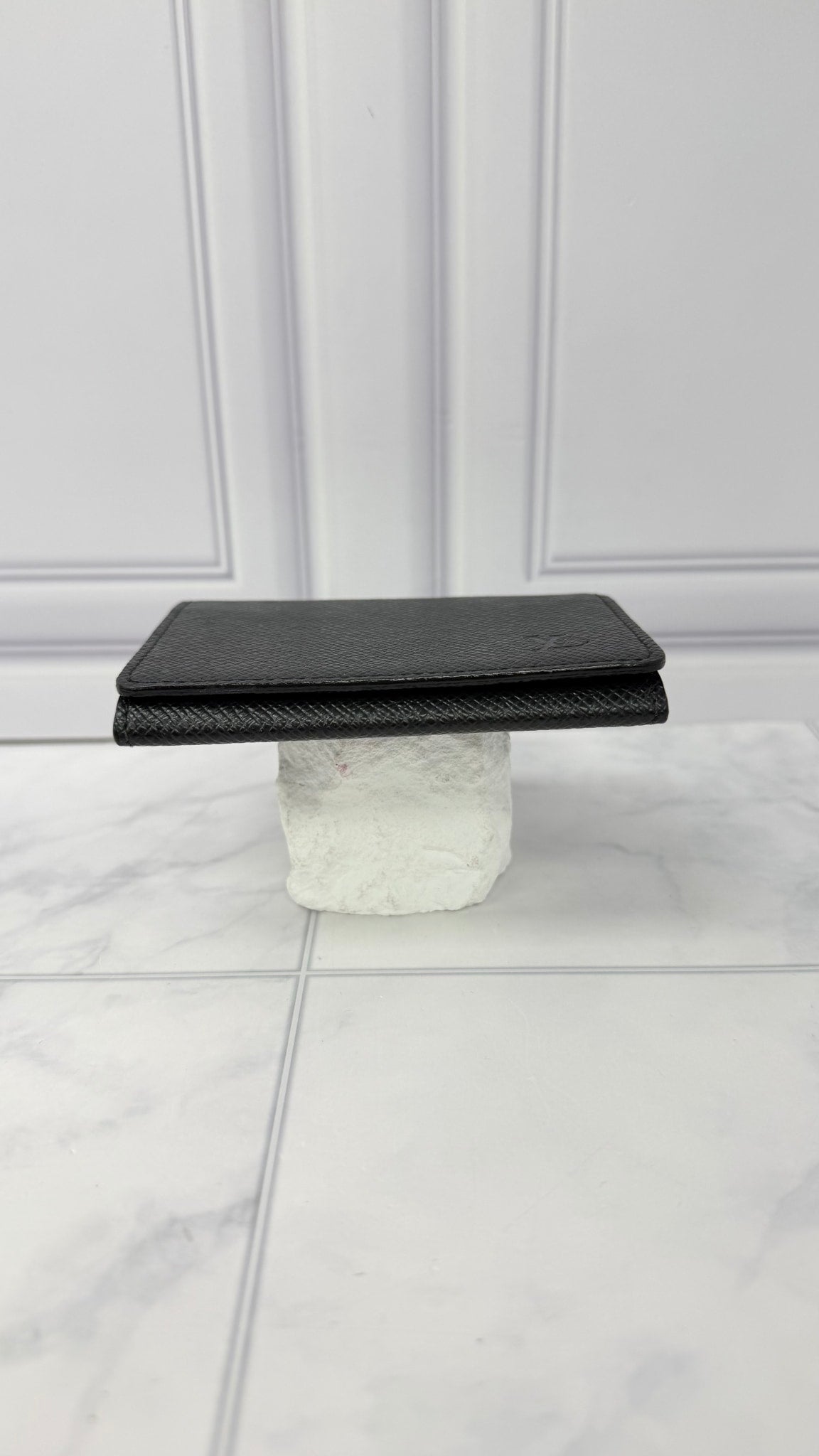 LIKE NEW - Louis Vuitton Black Taiga Leather Card Case