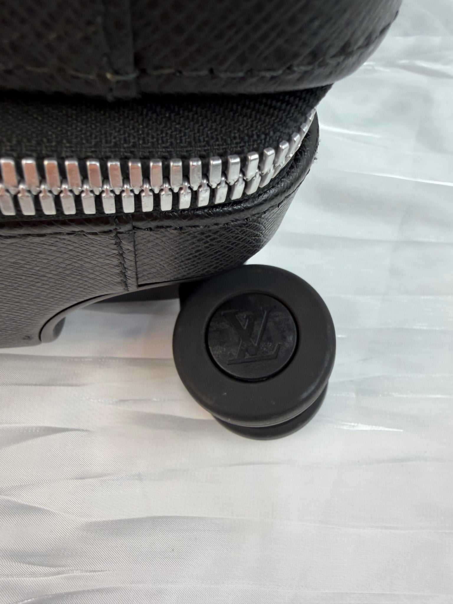 Louis Vuitton Black Leather Taiga Horizon 55 Roller Bag