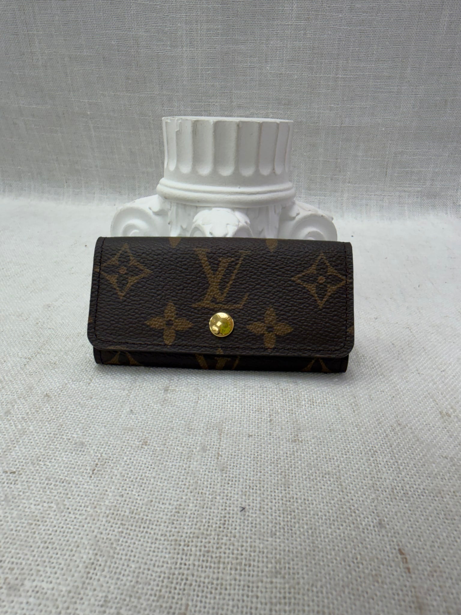 LIKE NEW- Louis Vuitton Monogram 4 Key Ring Case