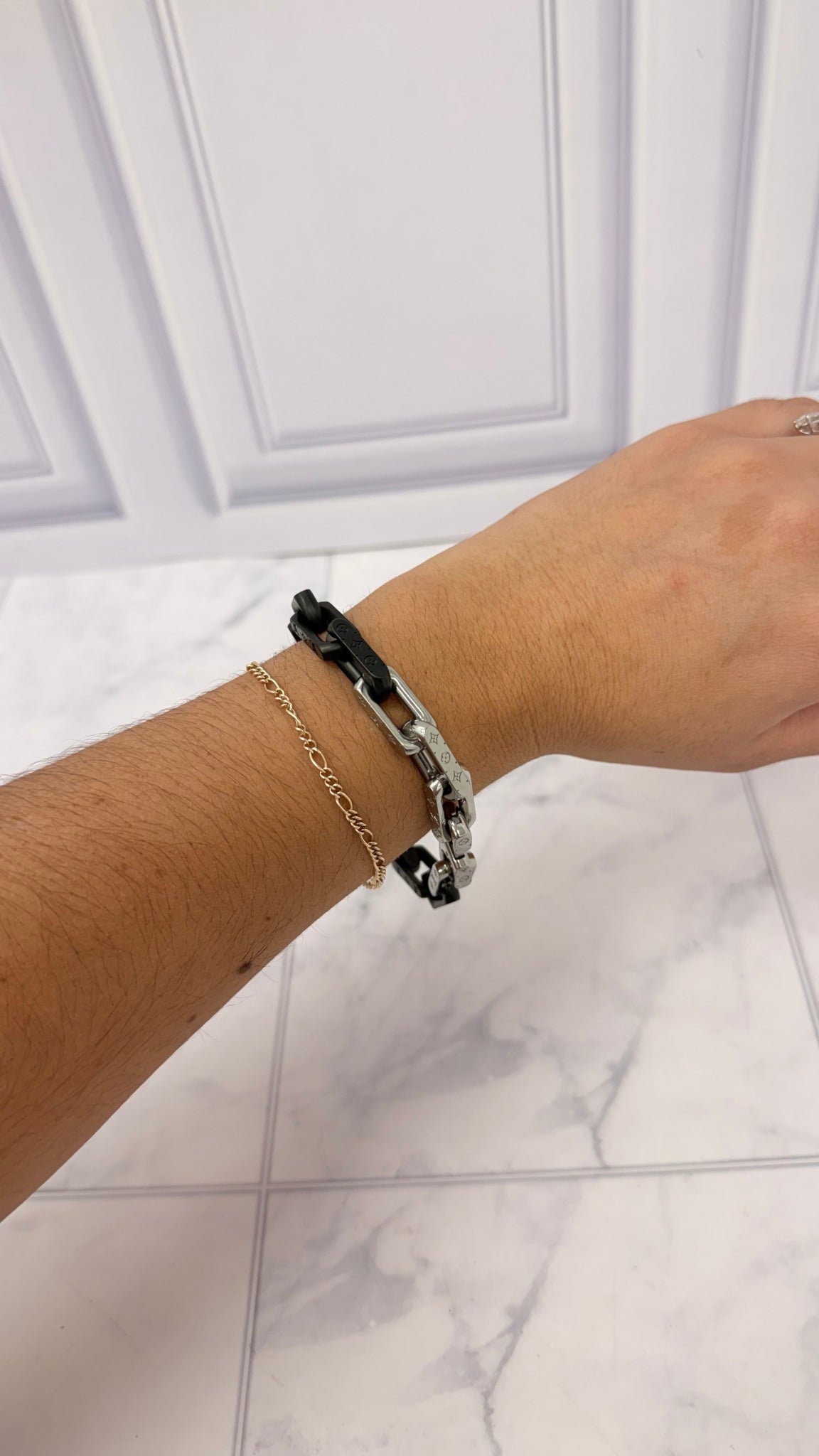 Louis Vuitton Silver And Black Tone Chain Necklace And Bracelet Set