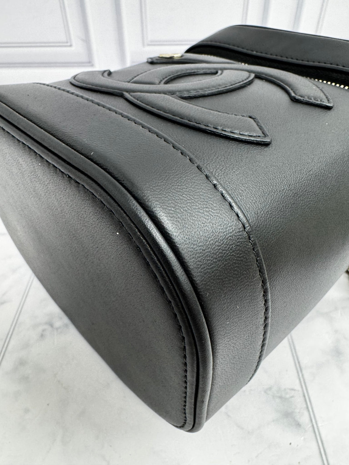 LIKE NEW - Chanel Black Calfskin Leather CC Mania Vanity Case