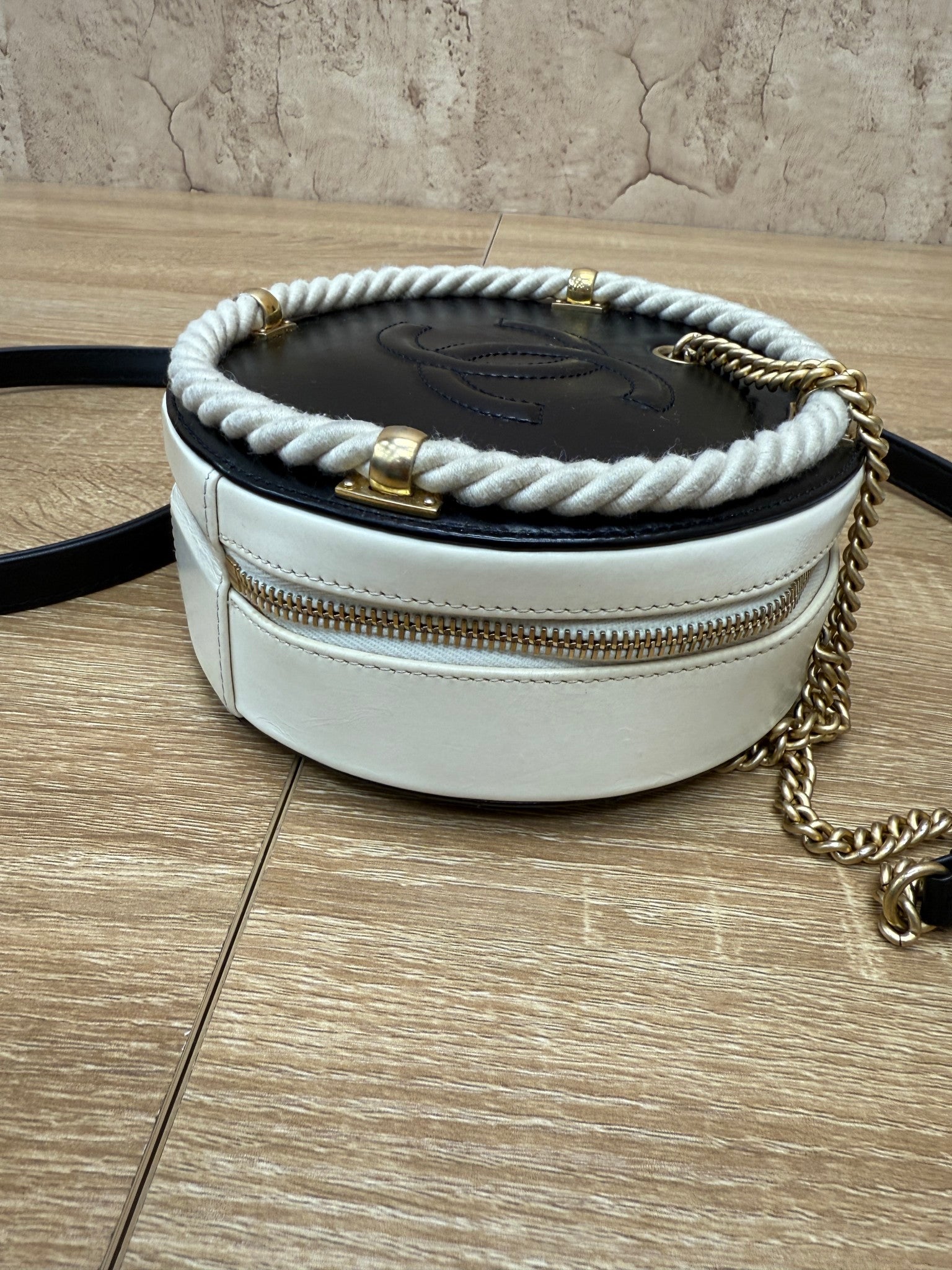 Chanel White & Black En Vogue Round Bag