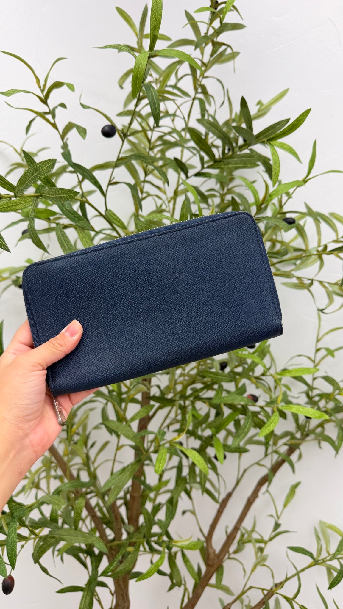 Louis Vuitton Navy Blue Taiga Leather Zippy Wallet