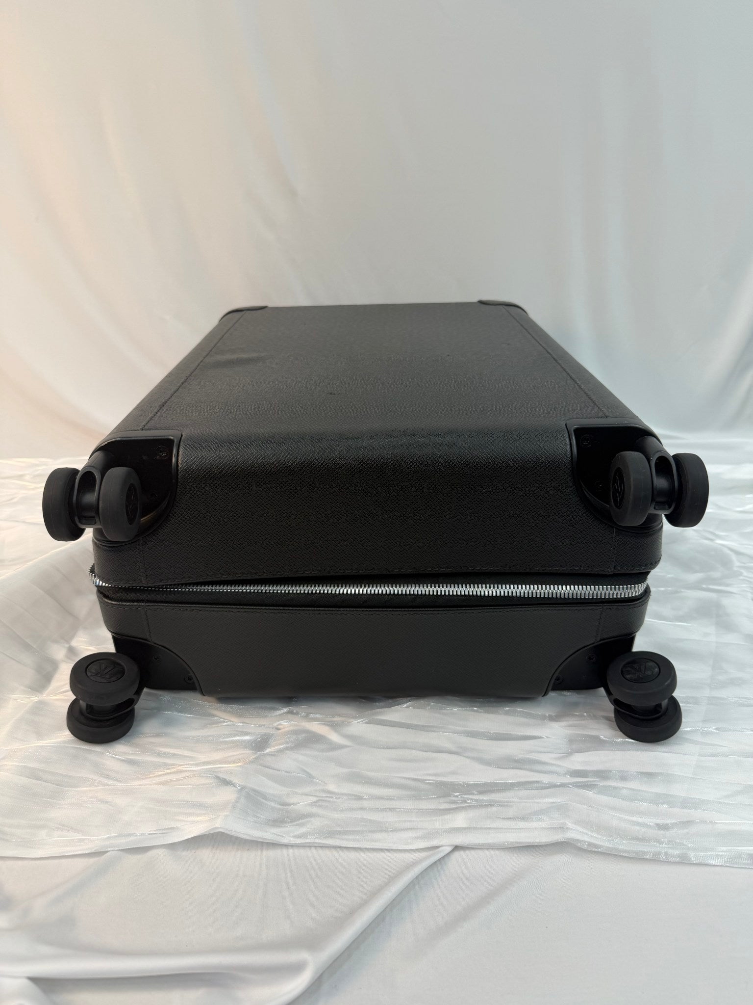 Louis Vuitton Black Leather Taiga Horizon 55 Roller Bag