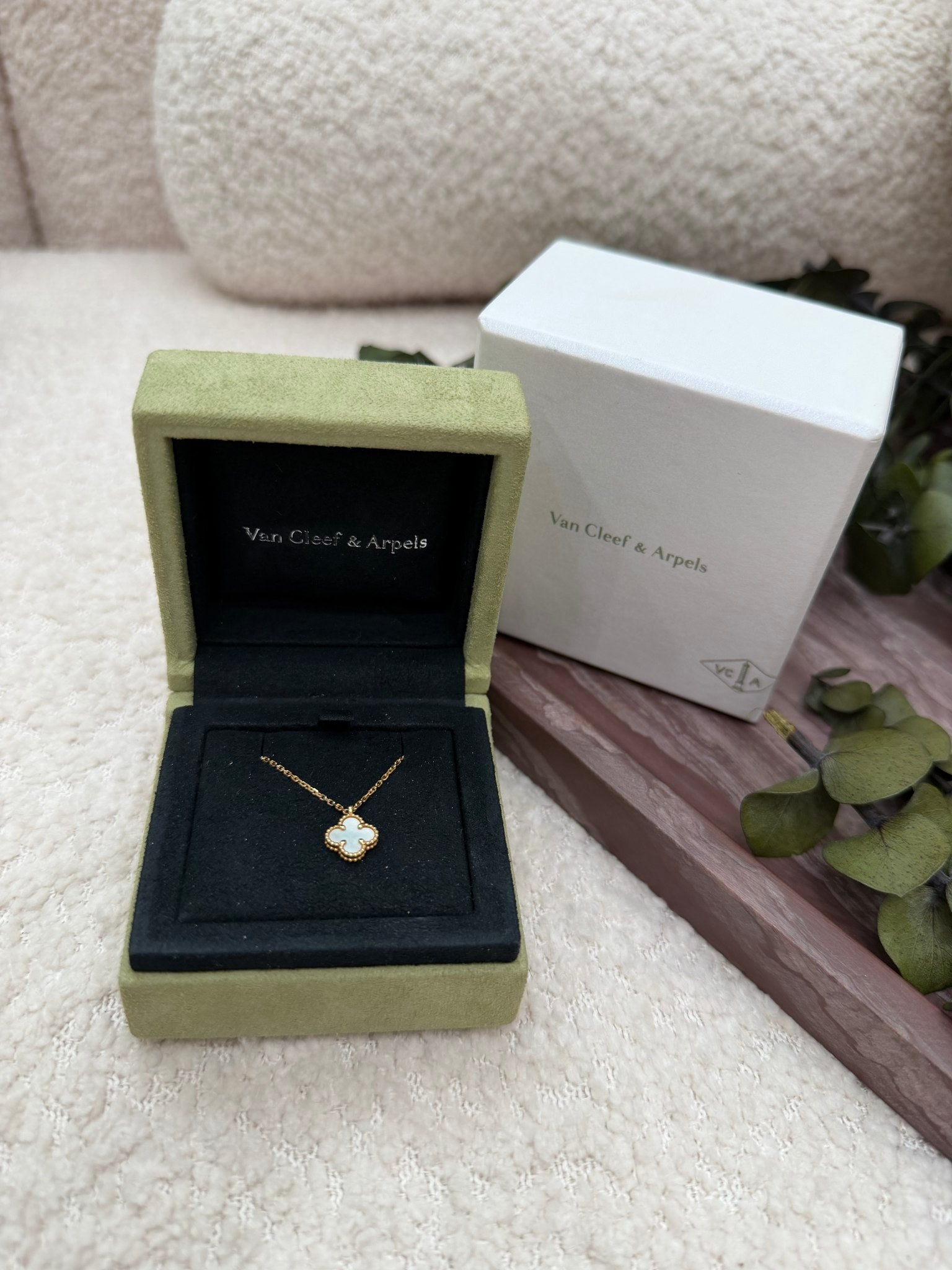 Van Cleef & Arpels Mother of Pearl 18K Gold Sweet Alhambra pendant Necklace