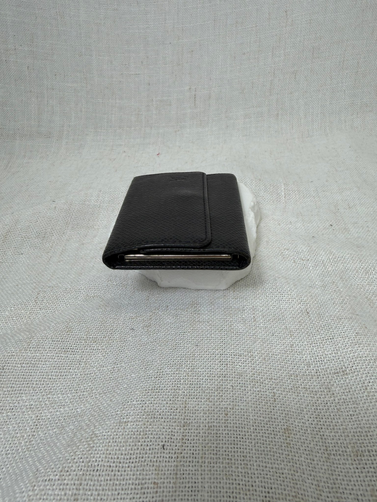 Louis Vuitton Black Taiga Leather 6 Key Holder Case