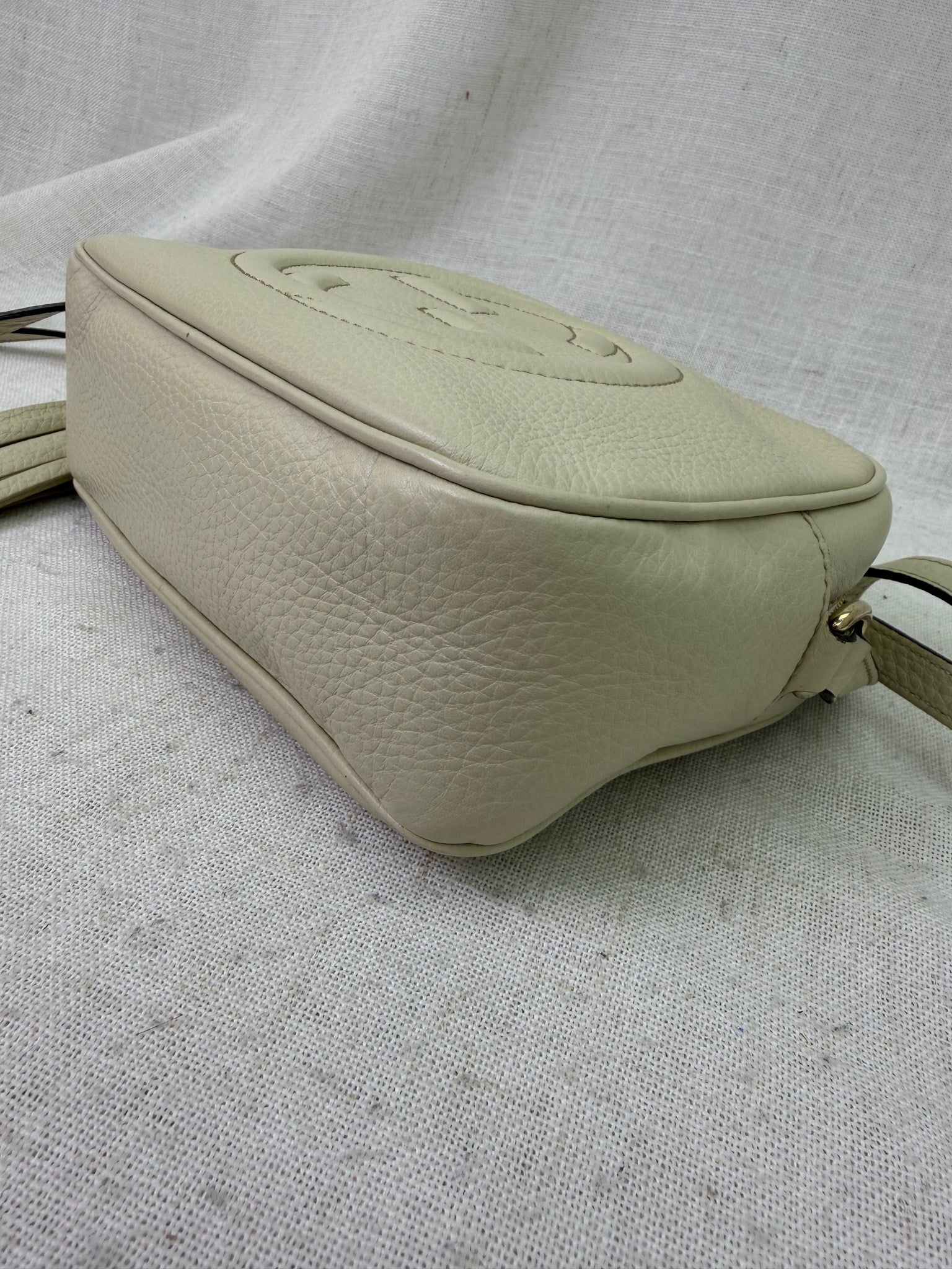 Gucci Cream Pebbled Leather Soho Camera Bag