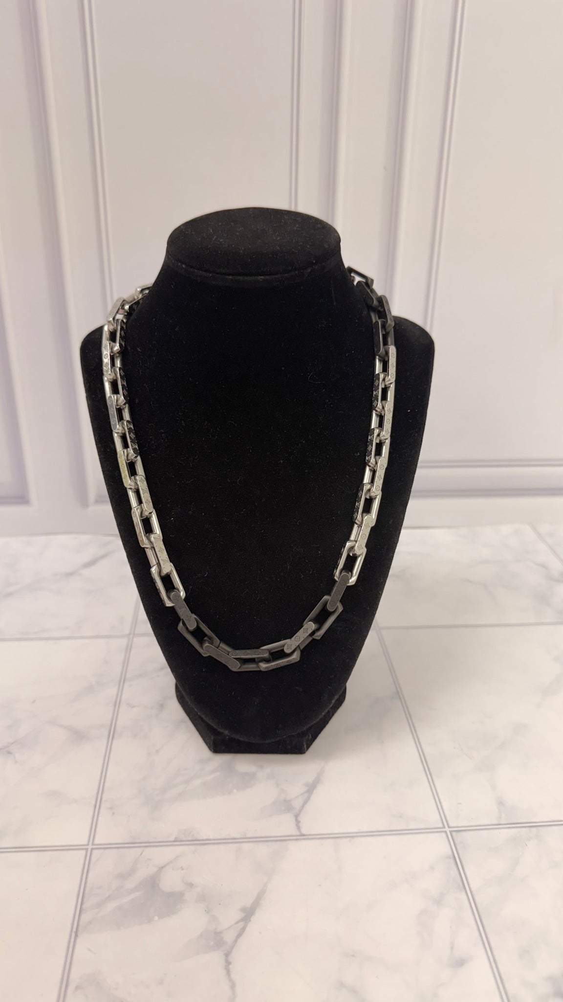 Louis Vuitton Silver And Black Tone Chain Necklace And Bracelet Set