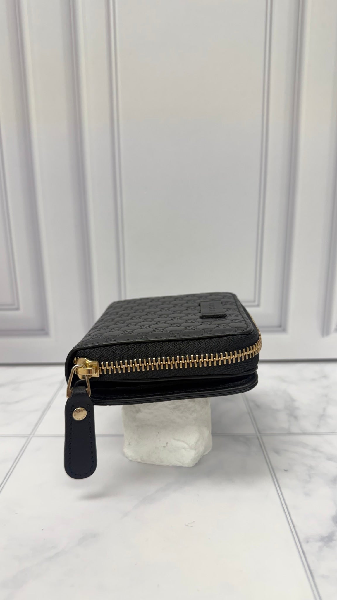LIKE NEW - Gucci Black Microguccissima Leather Zippy Compact Wallet