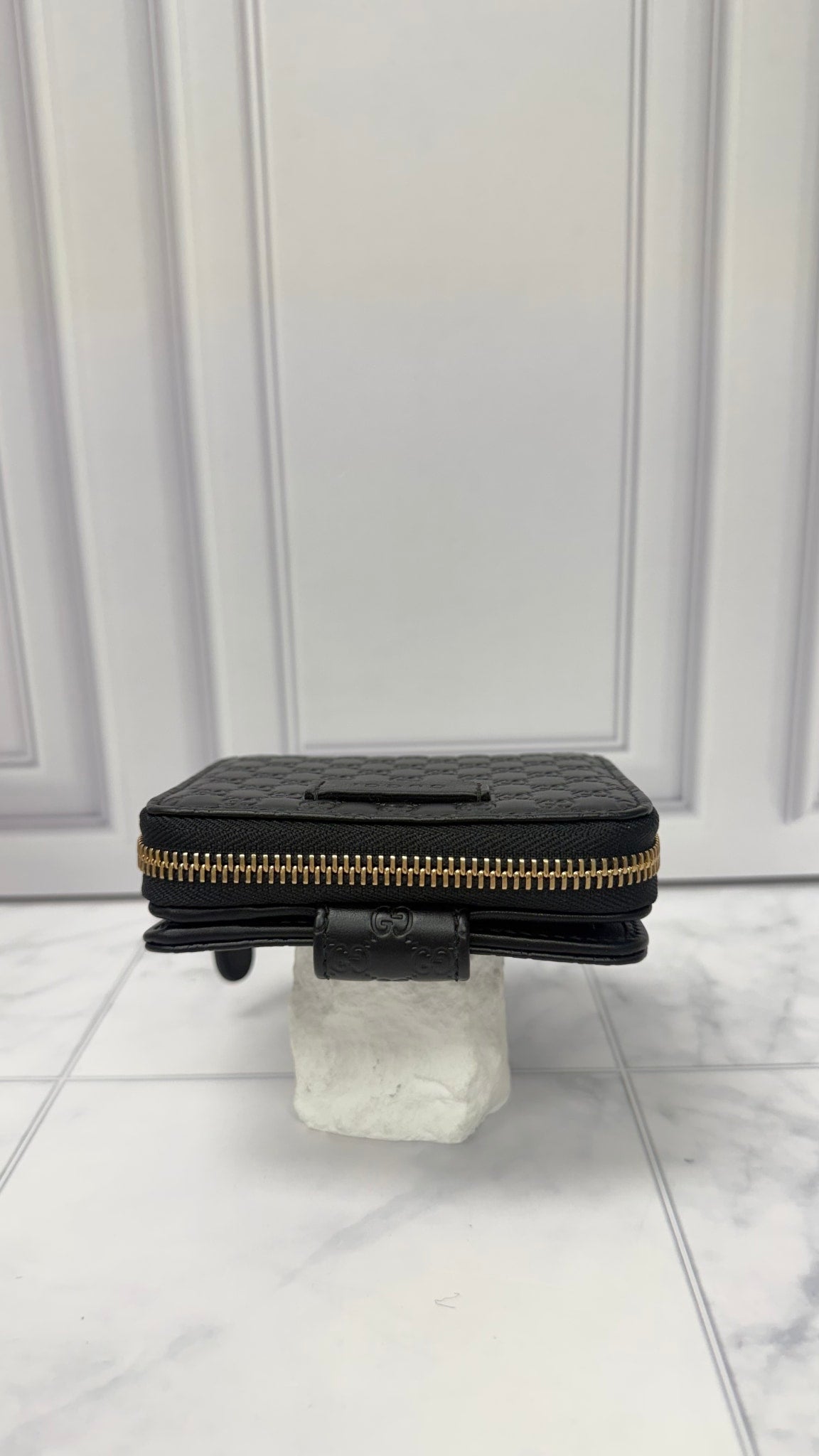 LIKE NEW - Gucci Black Microguccissima Leather Zippy Compact Wallet