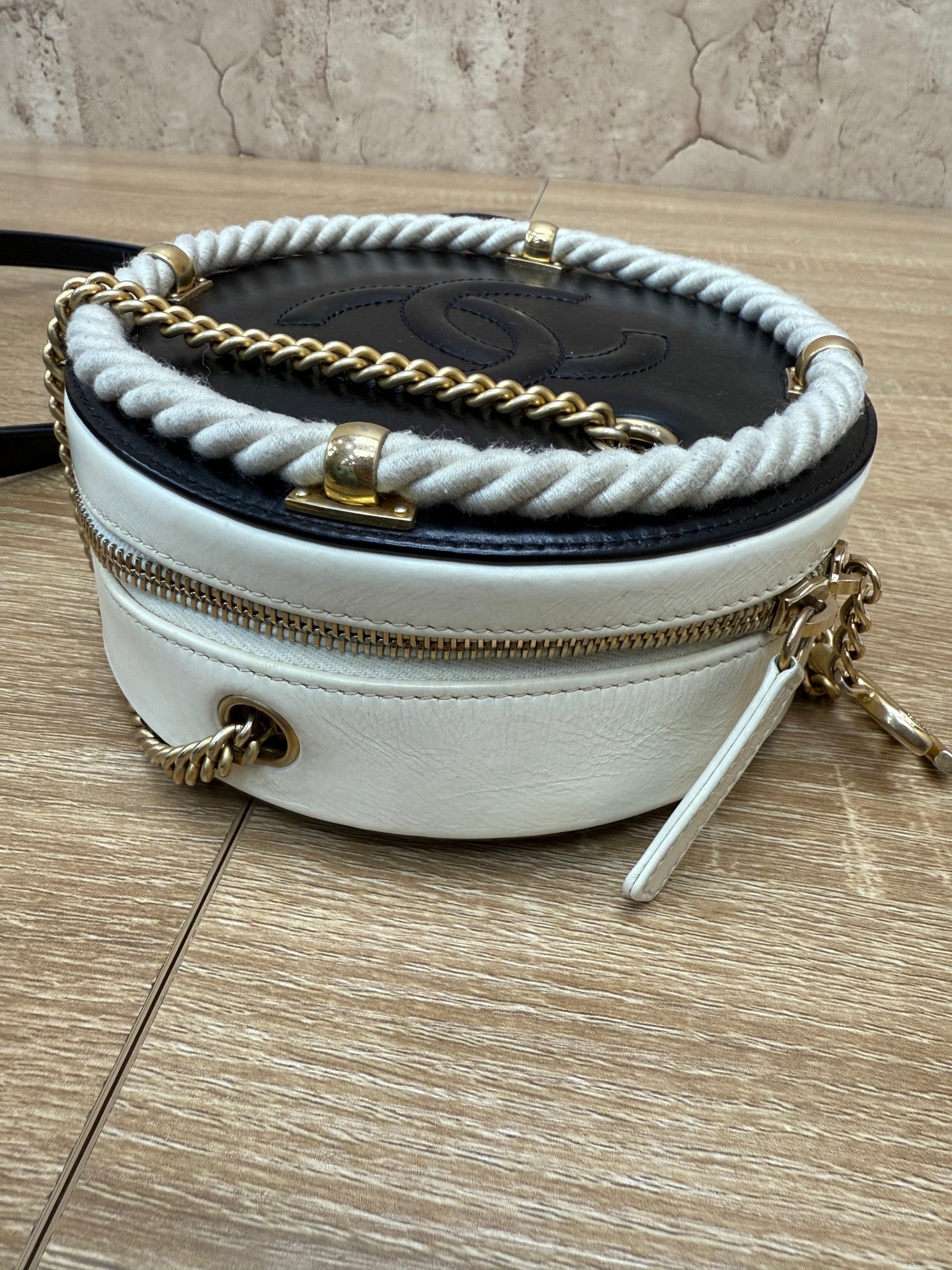 Chanel White & Black En Vogue Round Bag