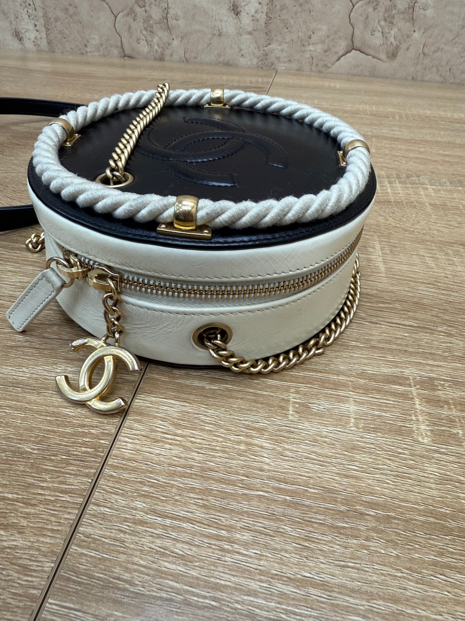 Chanel White & Black En Vogue Round Bag