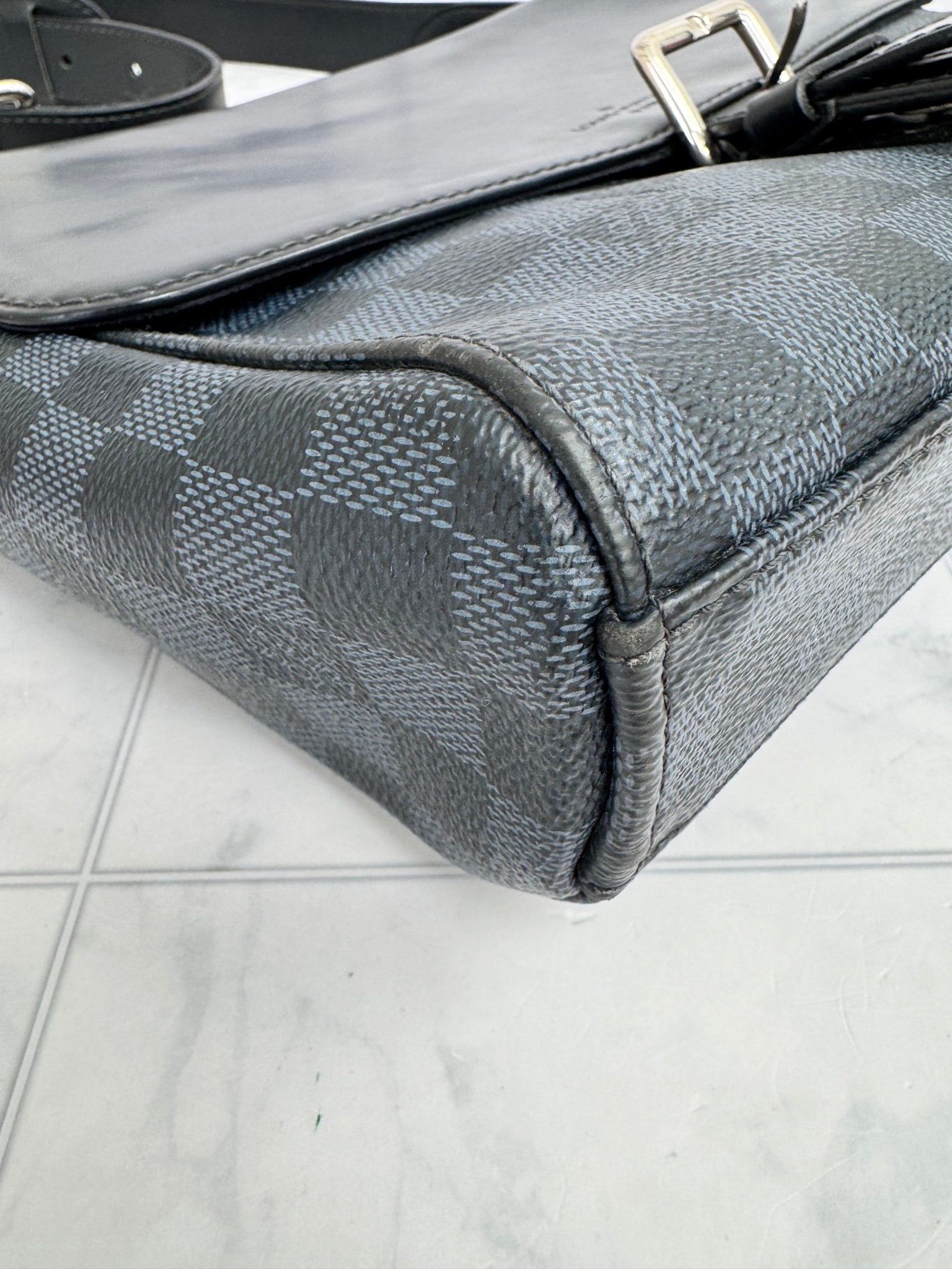 Louis Vuitton Damier Cobalt Newport Messenger Bag MM