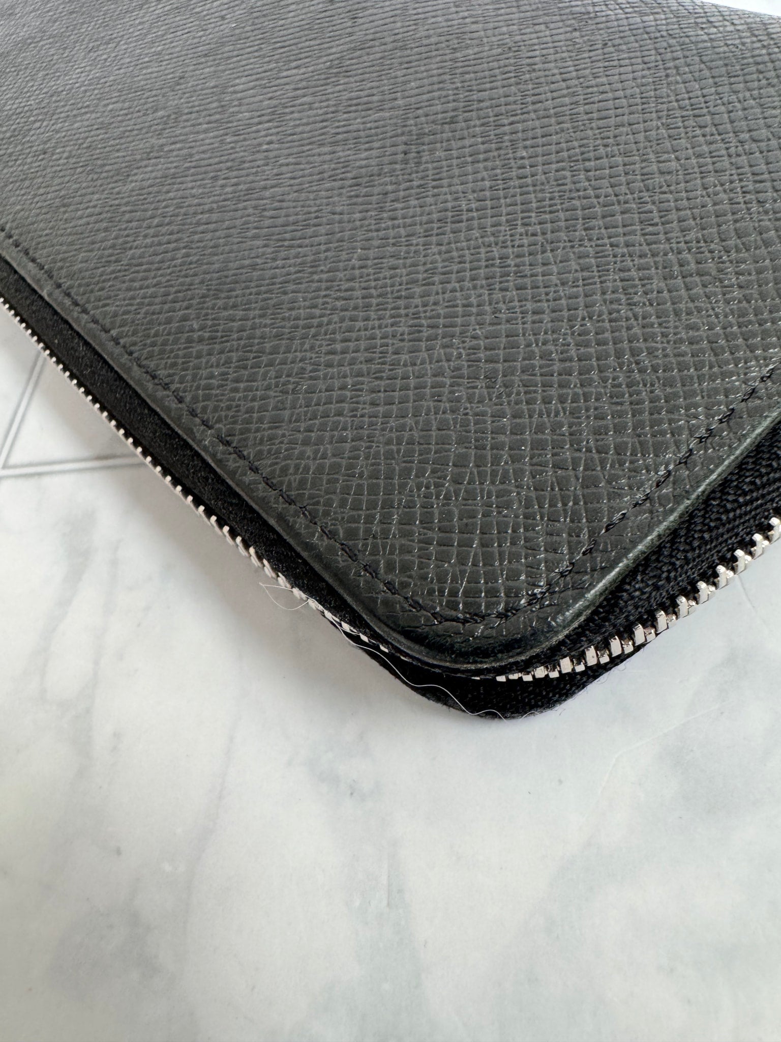 Louis Vuitton Black Taiga Leather Zippy Long Wallet