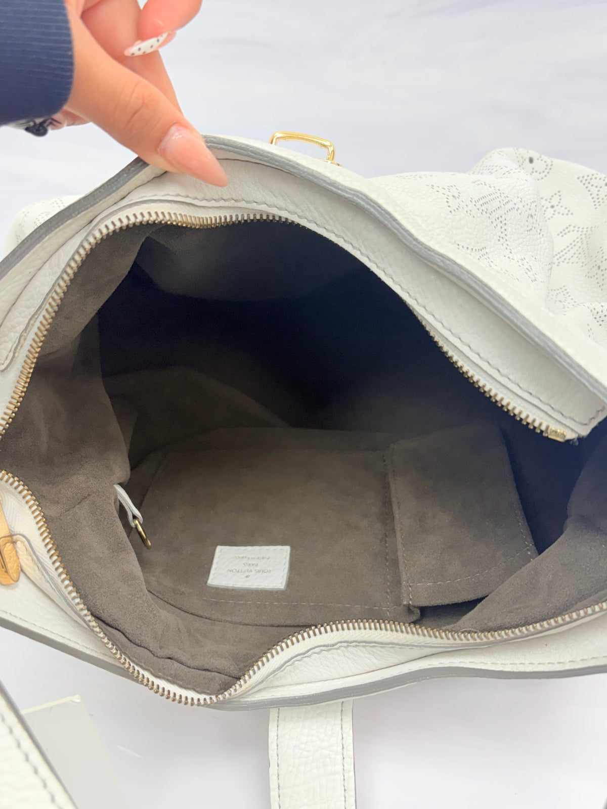 Louis Vuitton White Leather Monogram Mahina Hobo Shoulder Bag