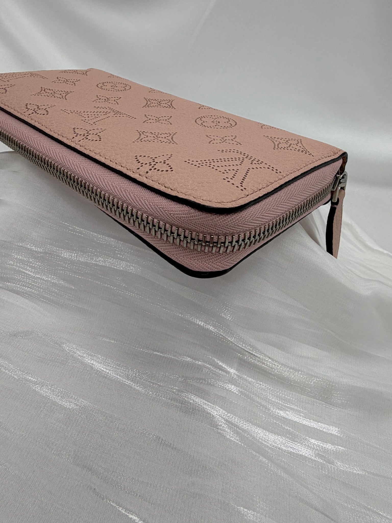 Louis Vuitton Dusty Rose Mahina Leather Zippy Wallet