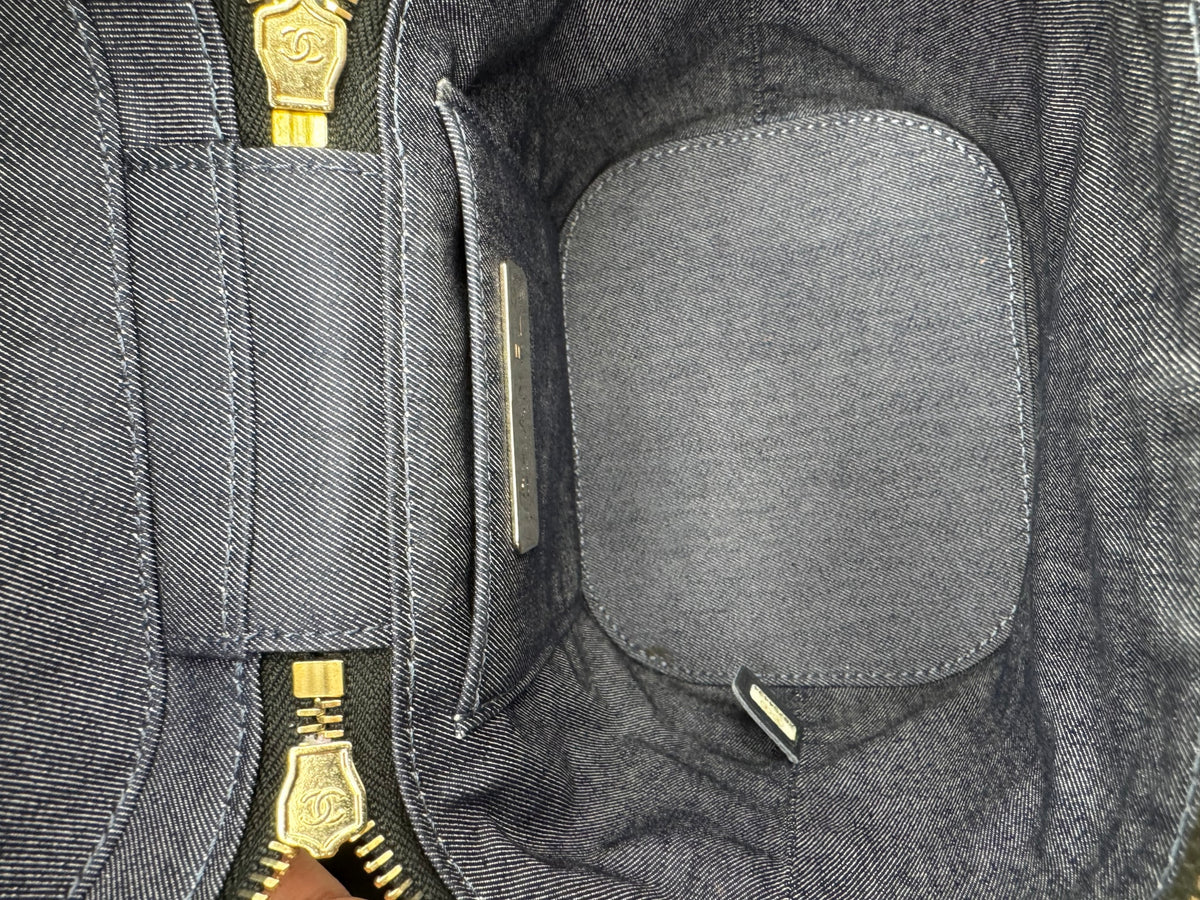 LIKE NEW - Chanel Black Calfskin Leather CC Mania Vanity Case