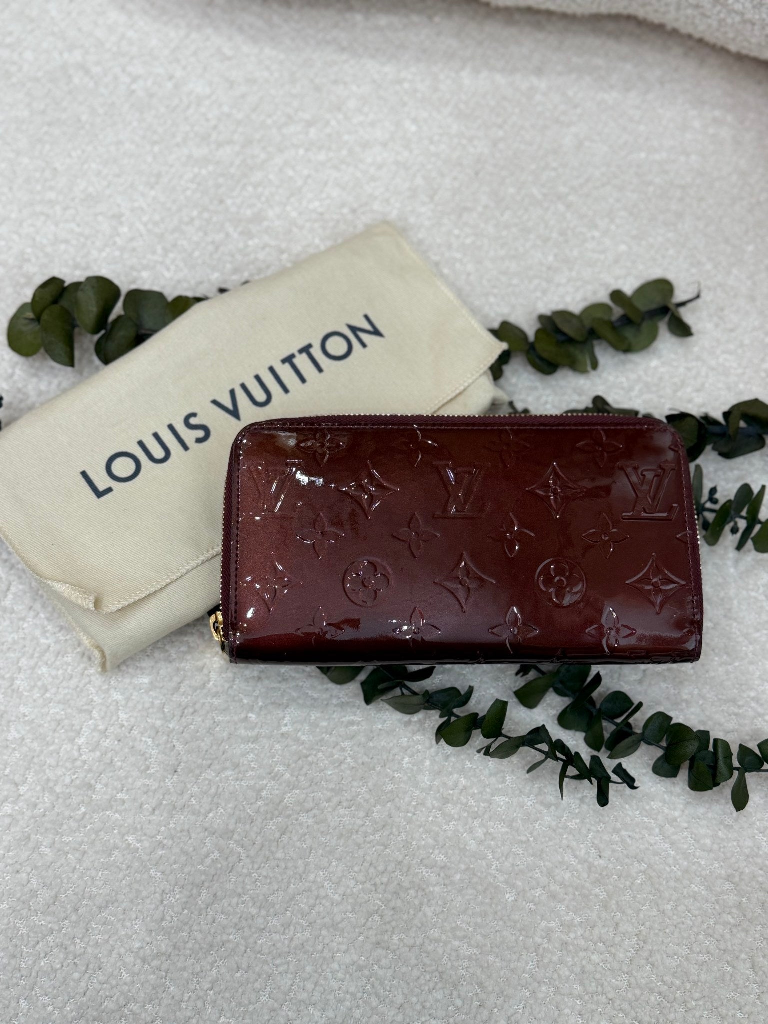 Louis Vuitton Plum Vernis Leather Zippy Wallet