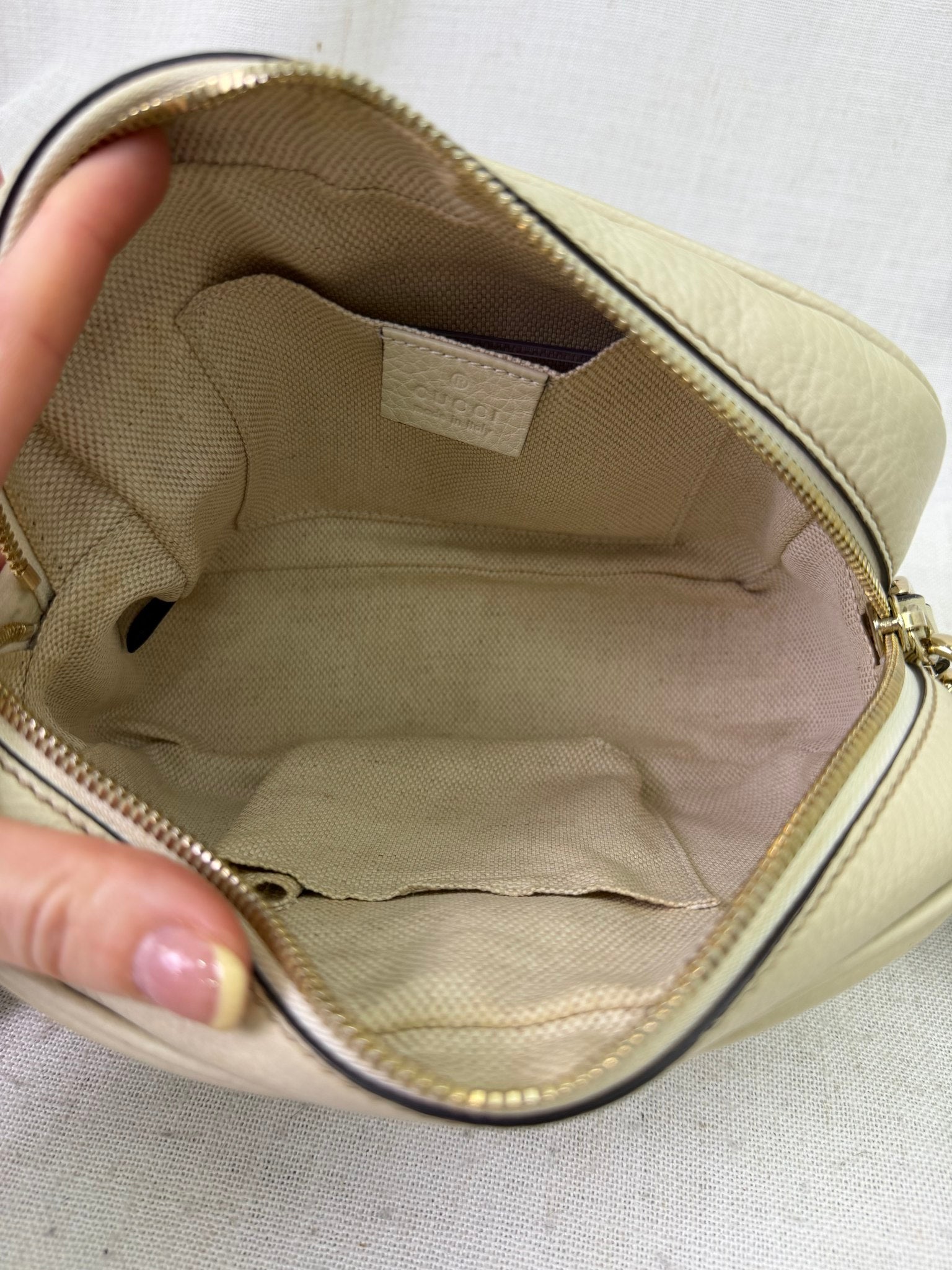 Gucci Cream Pebbled Leather Soho Camera Bag