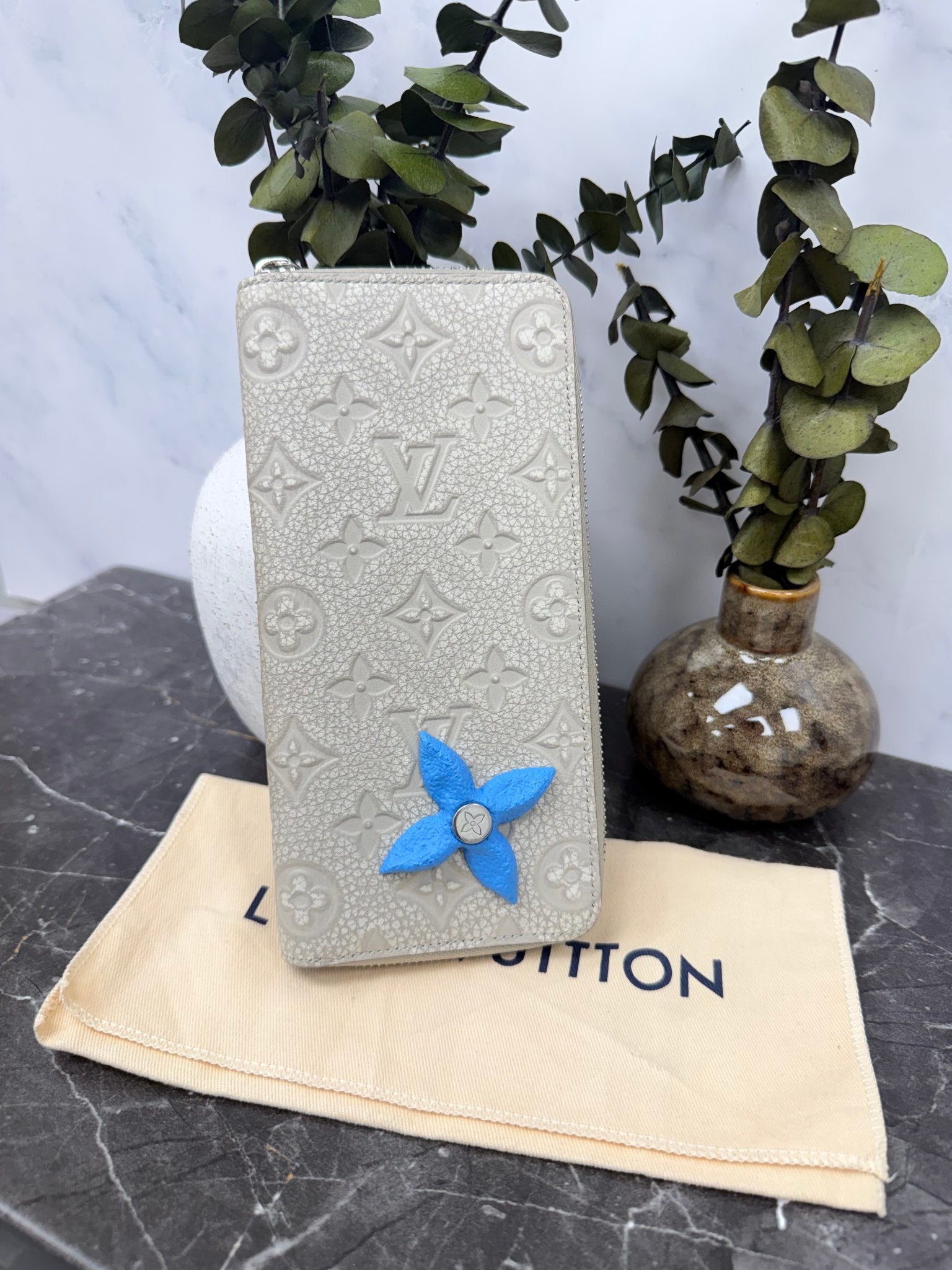 LIKE NEW - Louis Vuitton Monogram Grey Taurillon Leather Climbing Zippy Wallet