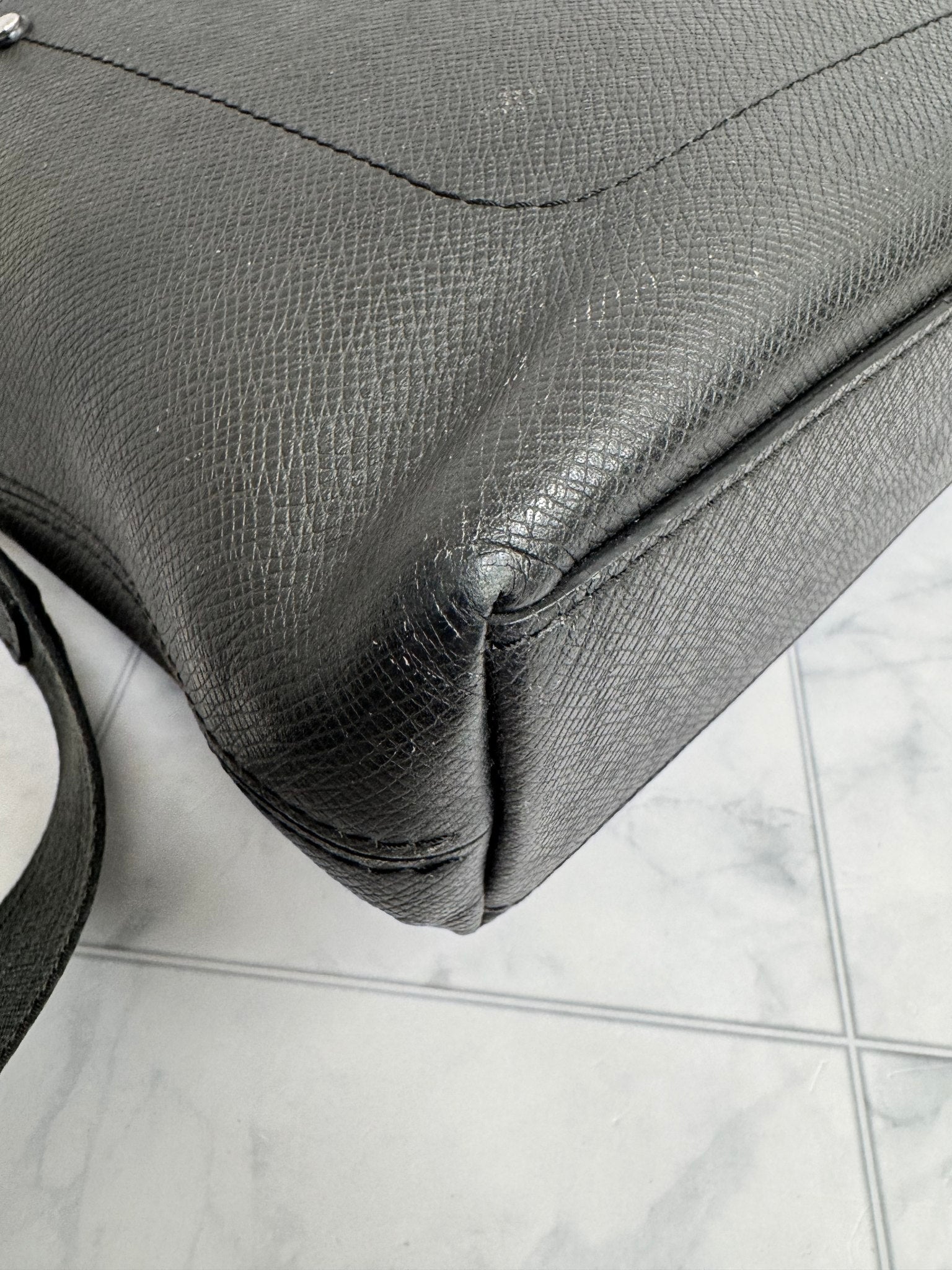 Louis Vuitton Black Taiga Grigori Messenger Bag MM