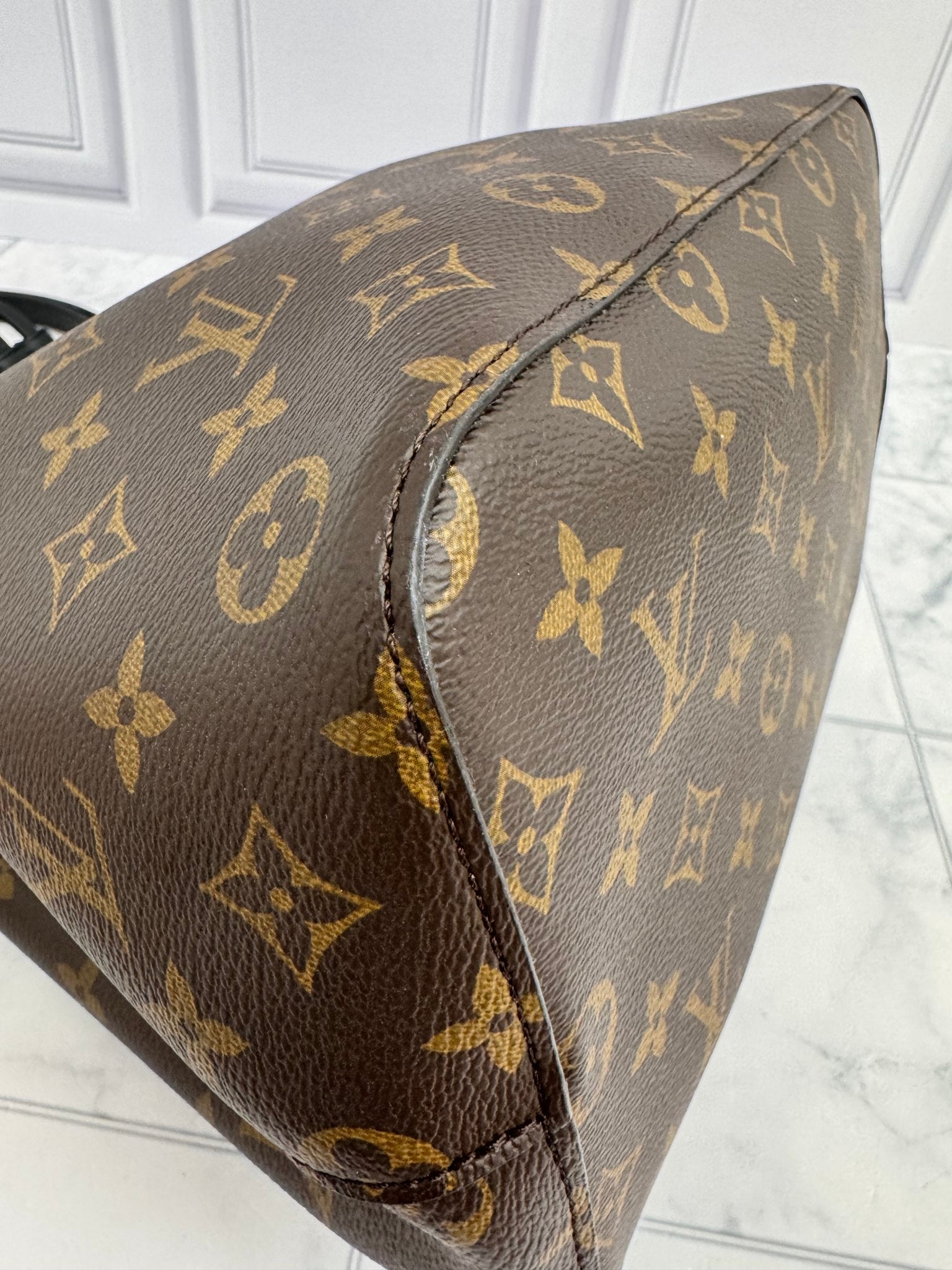LIKE NEW - Louis Vuitton Neo Noe Shoulder Bag MM