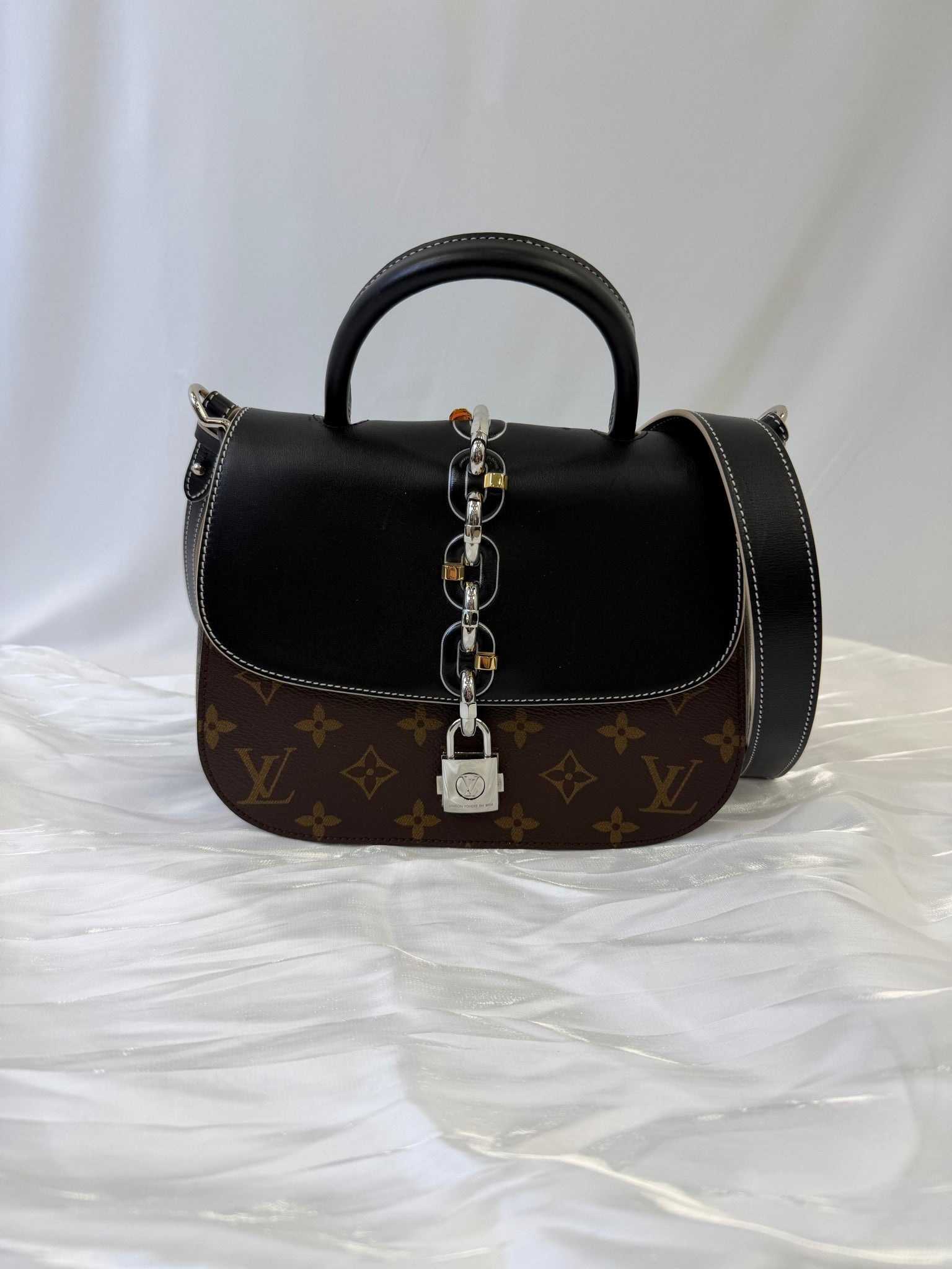 Louis Vuitton Monogram Chain It PM Handbag